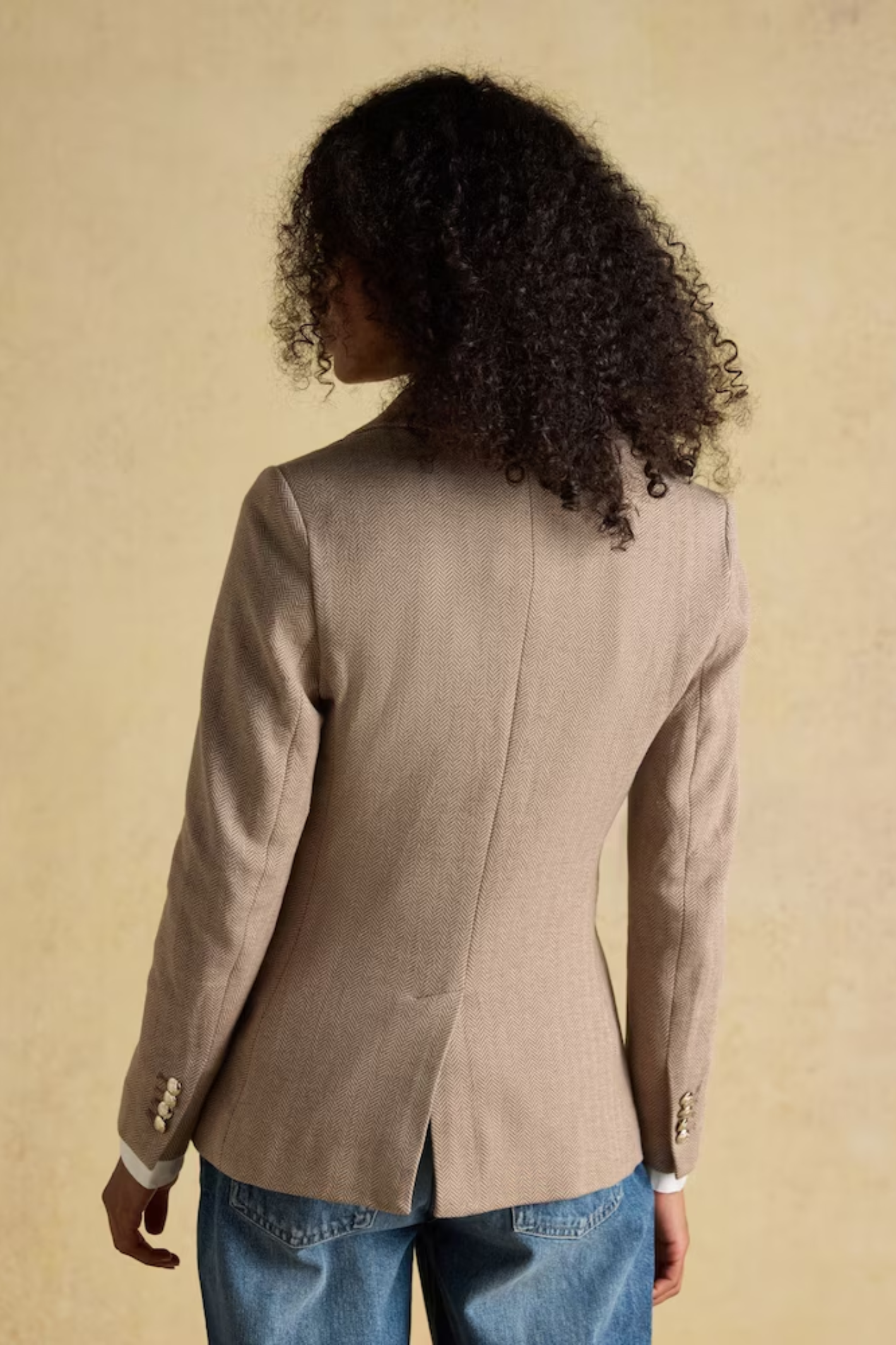 Discover the Joules Albury cotton-rich blazer — a relaxed yet tailored layer with soft jersey tweed, front pockets and subtle embroidered detail, perfect for effortless everyday style. Shop Joules at Dotique.