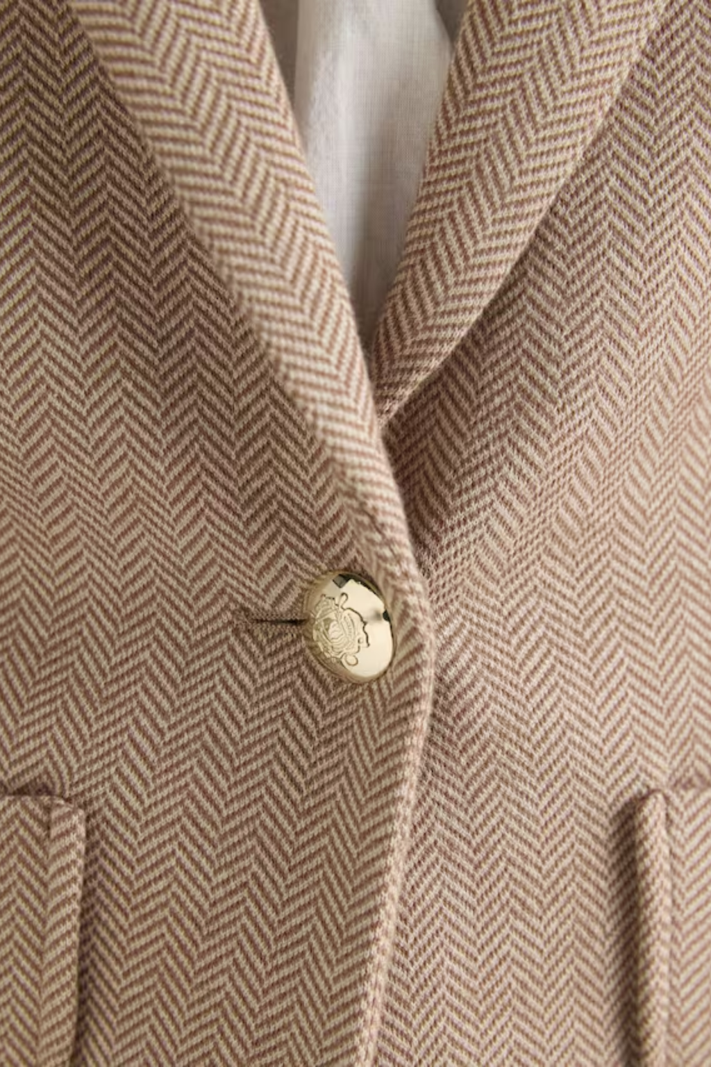 Discover the Joules Albury cotton-rich blazer — a relaxed yet tailored layer with soft jersey tweed, front pockets and subtle embroidered detail, perfect for effortless everyday style. Shop Joules at Dotique.