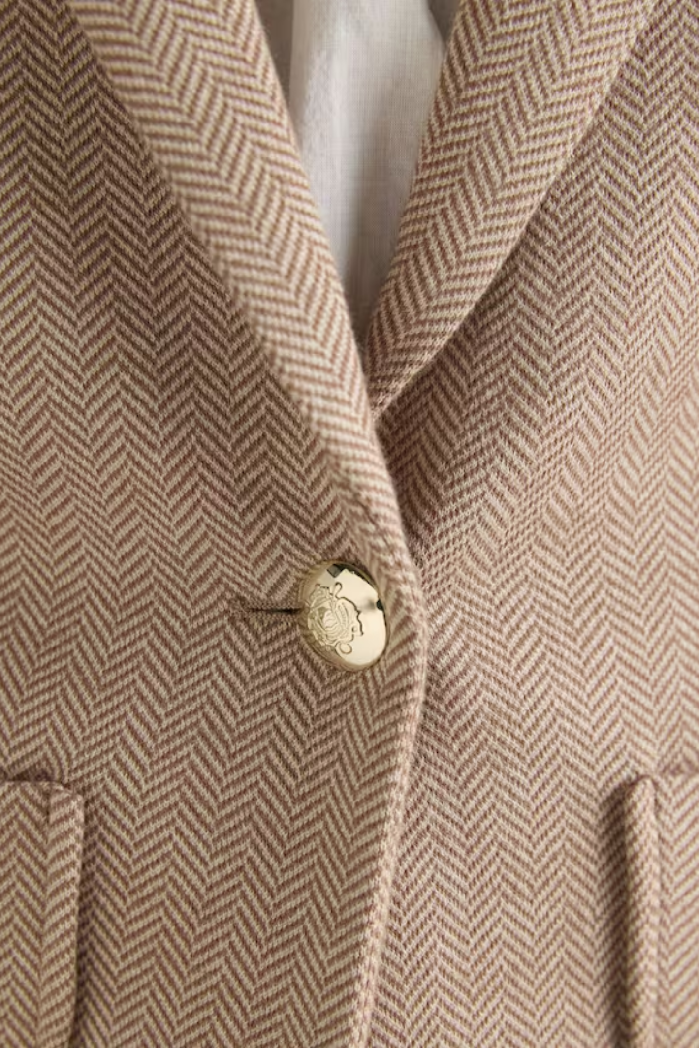 Discover the Joules Albury cotton-rich blazer — a relaxed yet tailored layer with soft jersey tweed, front pockets and subtle embroidered detail, perfect for effortless everyday style. Shop Joules at Dotique.