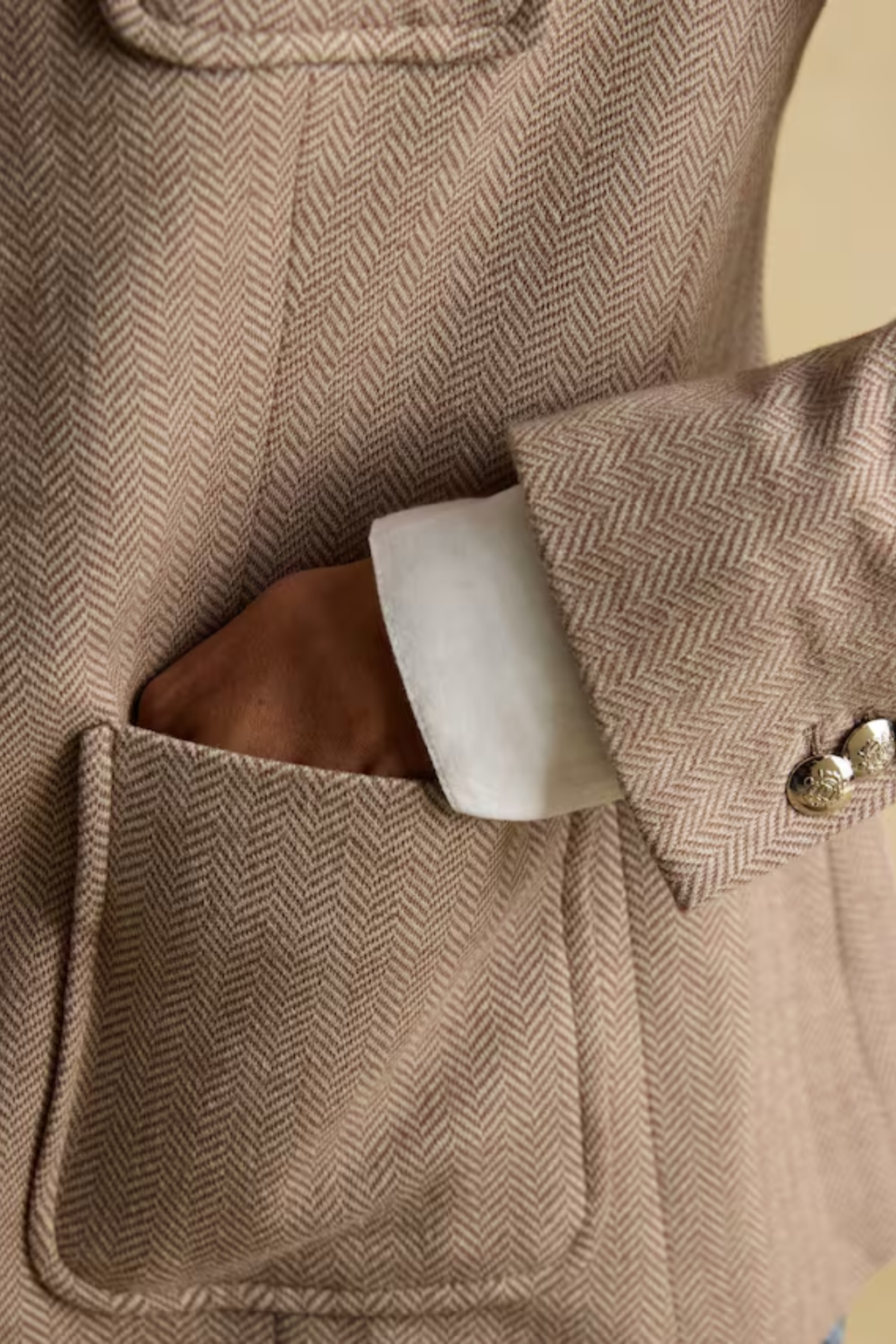 Discover the Joules Albury cotton-rich blazer — a relaxed yet tailored layer with soft jersey tweed, front pockets and subtle embroidered detail, perfect for effortless everyday style. Shop Joules at Dotique.