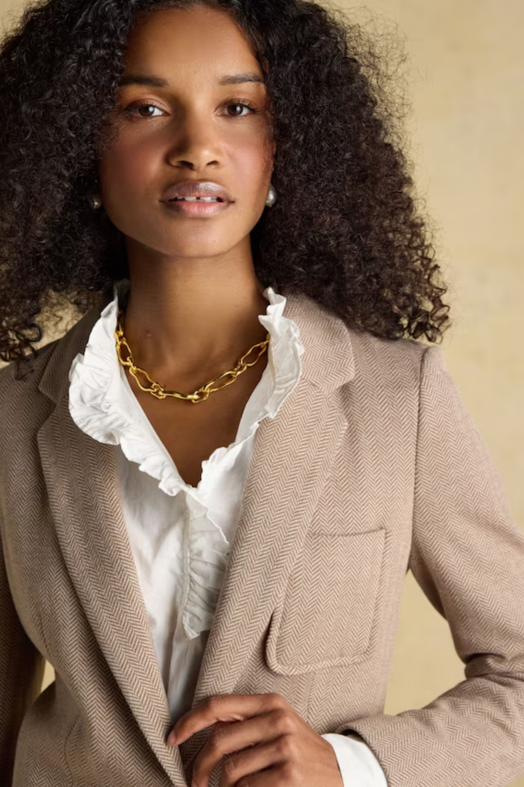 Discover the Joules Albury cotton-rich blazer — a relaxed yet tailored layer with soft jersey tweed, front pockets and subtle embroidered detail, perfect for effortless everyday style. Shop Joules at Dotique.