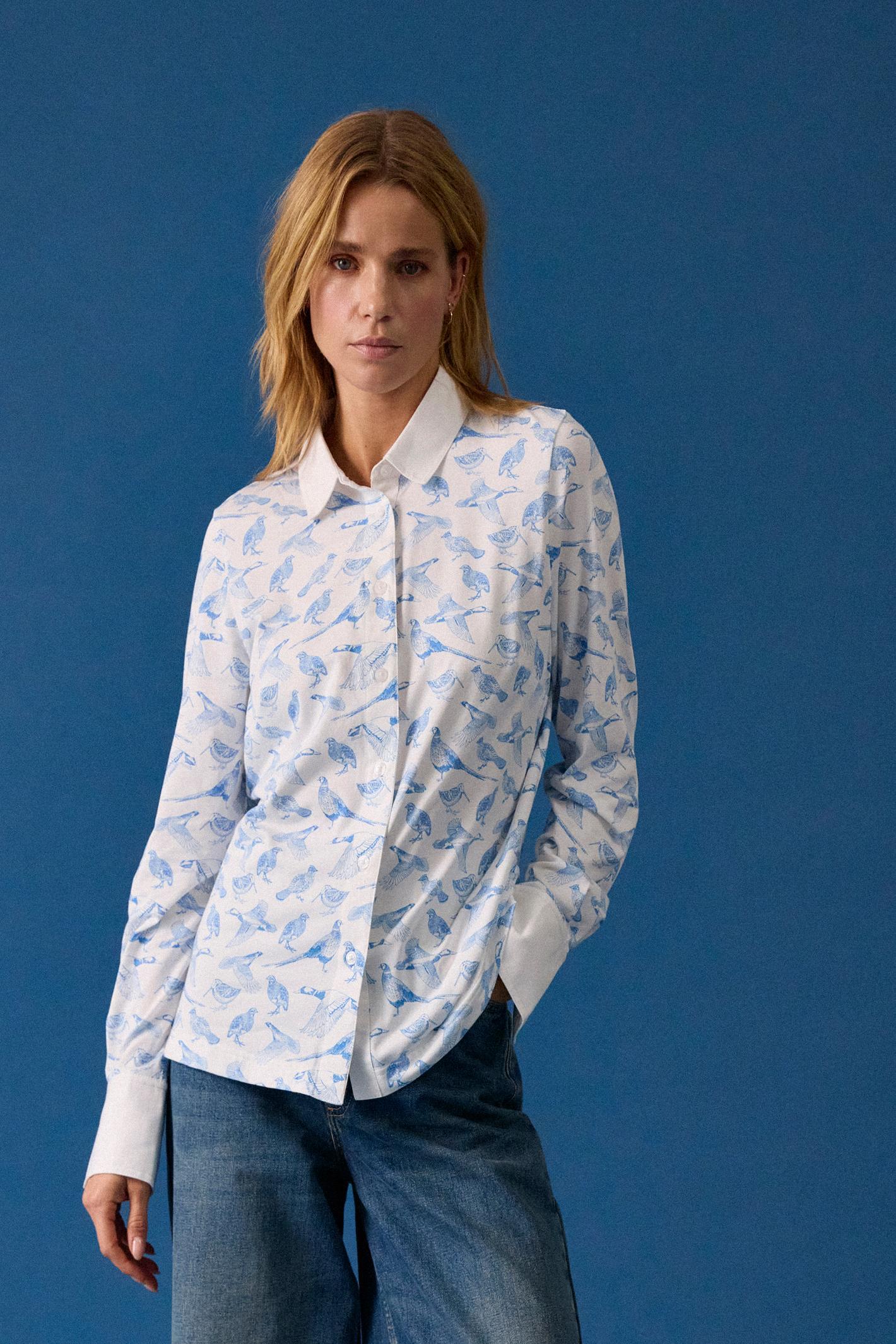 The Joules Charlotte printed jersey shirt is one of those pieces that makes everyday dressing feel a bit more considered, without sacrificing comfort. Made from a soft cotton-rich jersey, it has the ease of a T-shirt with the polished look of a classic shirt. Shop Joules at Dotique.