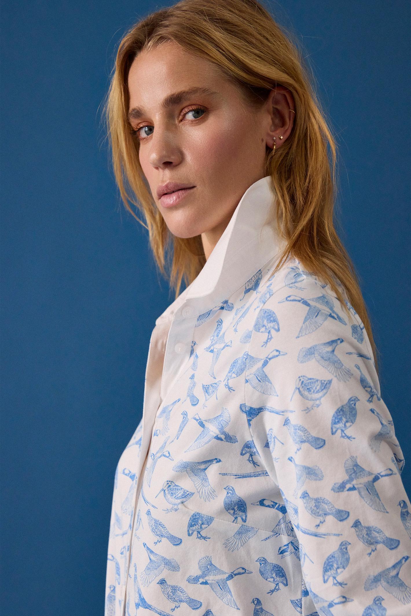 The Joules Charlotte printed jersey shirt is one of those pieces that makes everyday dressing feel a bit more considered, without sacrificing comfort. Made from a soft cotton-rich jersey, it has the ease of a T-shirt with the polished look of a classic shirt. Shop Joules at Dotique.