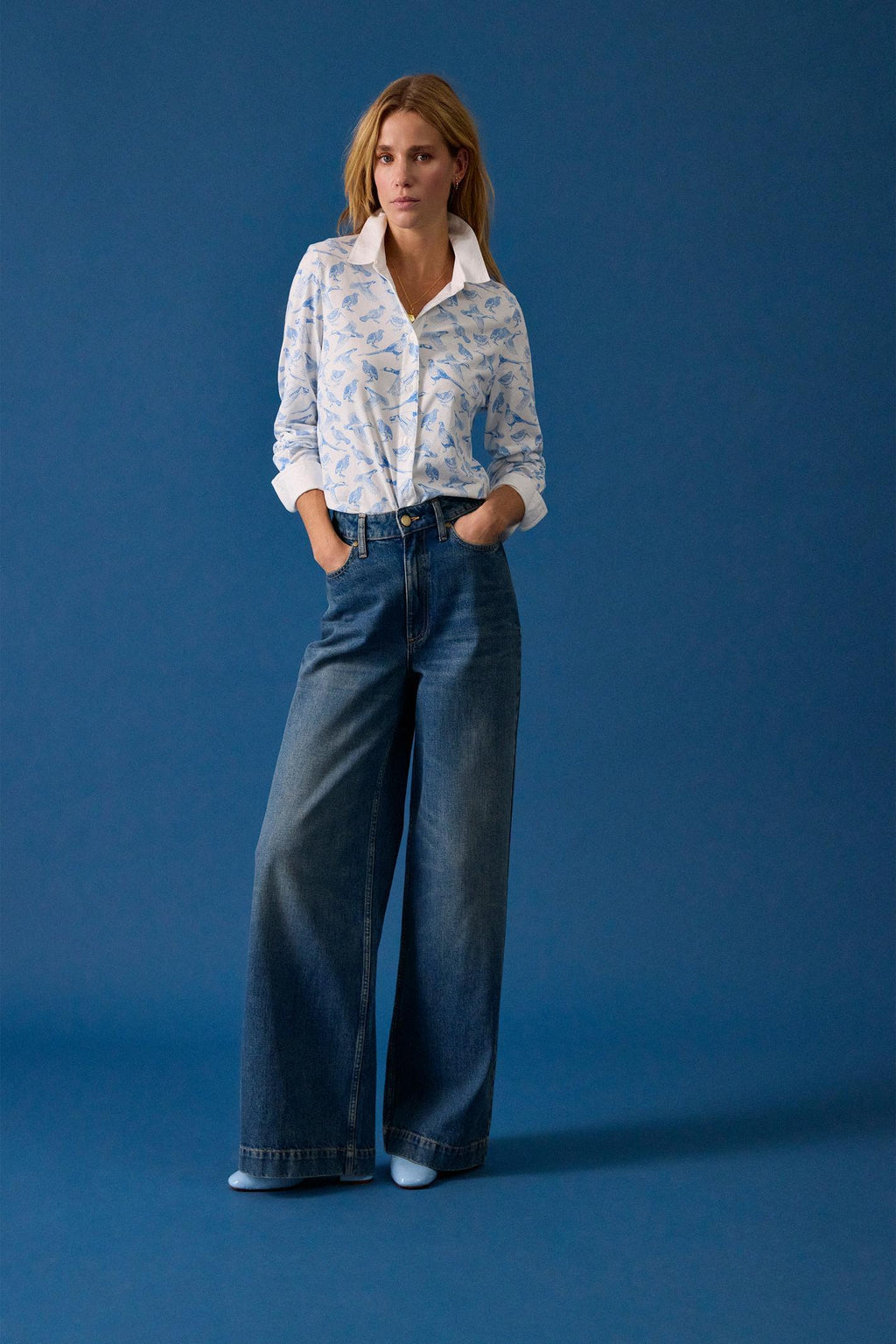 The Joules Charlotte printed jersey shirt is one of those pieces that makes everyday dressing feel a bit more considered, without sacrificing comfort. Made from a soft cotton-rich jersey, it has the ease of a T-shirt with the polished look of a classic shirt. Shop Joules at Dotique.