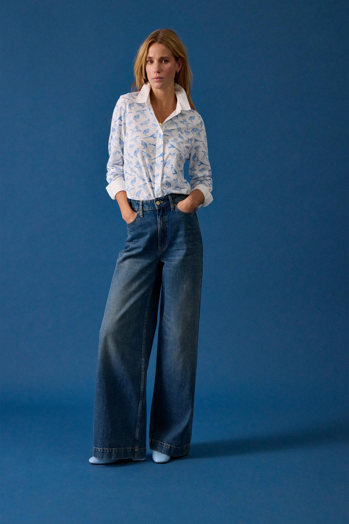 The Joules Charlotte printed jersey shirt is one of those pieces that makes everyday dressing feel a bit more considered, without sacrificing comfort. Made from a soft cotton-rich jersey, it has the ease of a T-shirt with the polished look of a classic shirt. Shop Joules at Dotique.