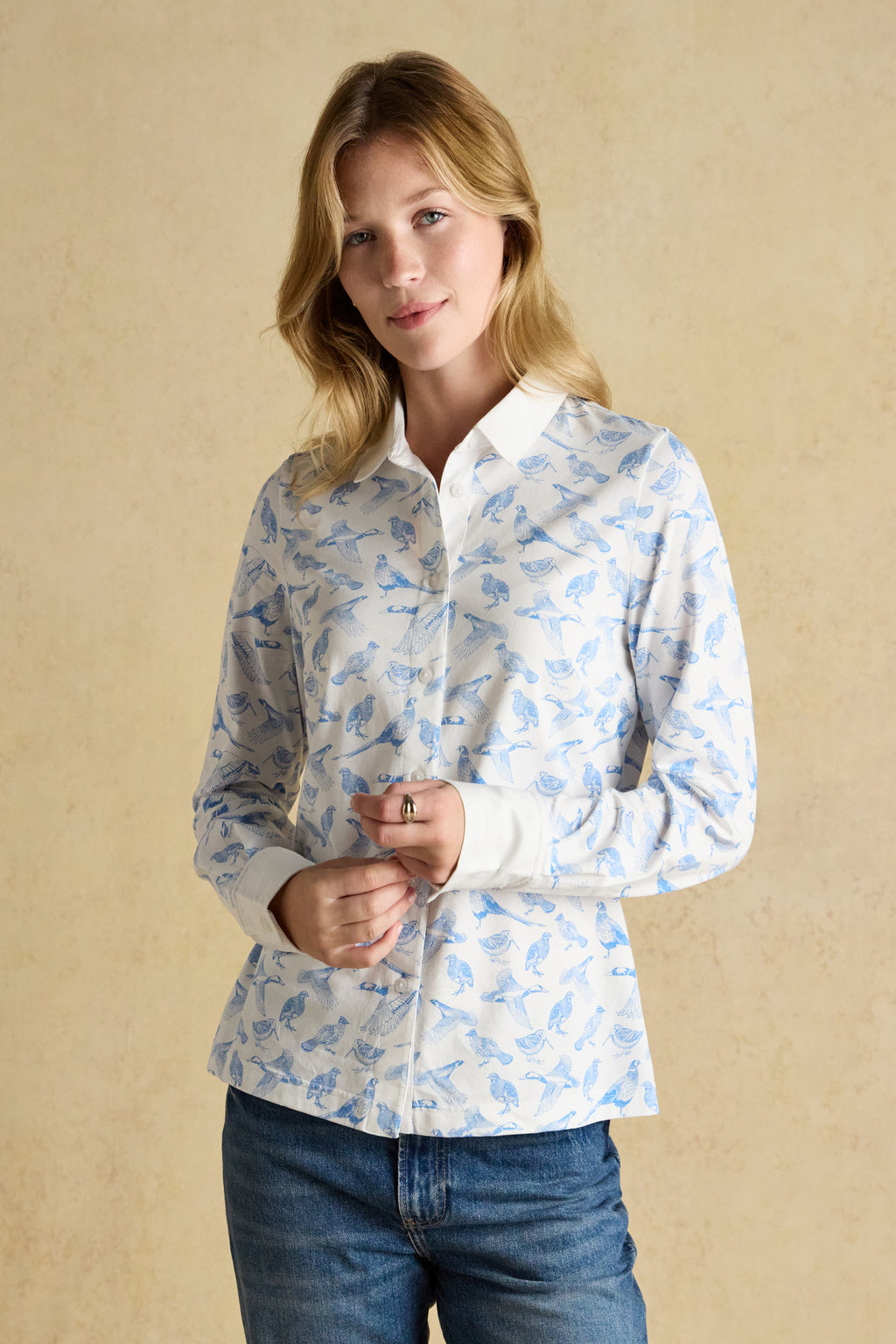 The Joules Charlotte printed jersey shirt is one of those pieces that makes everyday dressing feel a bit more considered, without sacrificing comfort. Made from a soft cotton-rich jersey, it has the ease of a T-shirt with the polished look of a classic shirt. Shop Joules at Dotique.