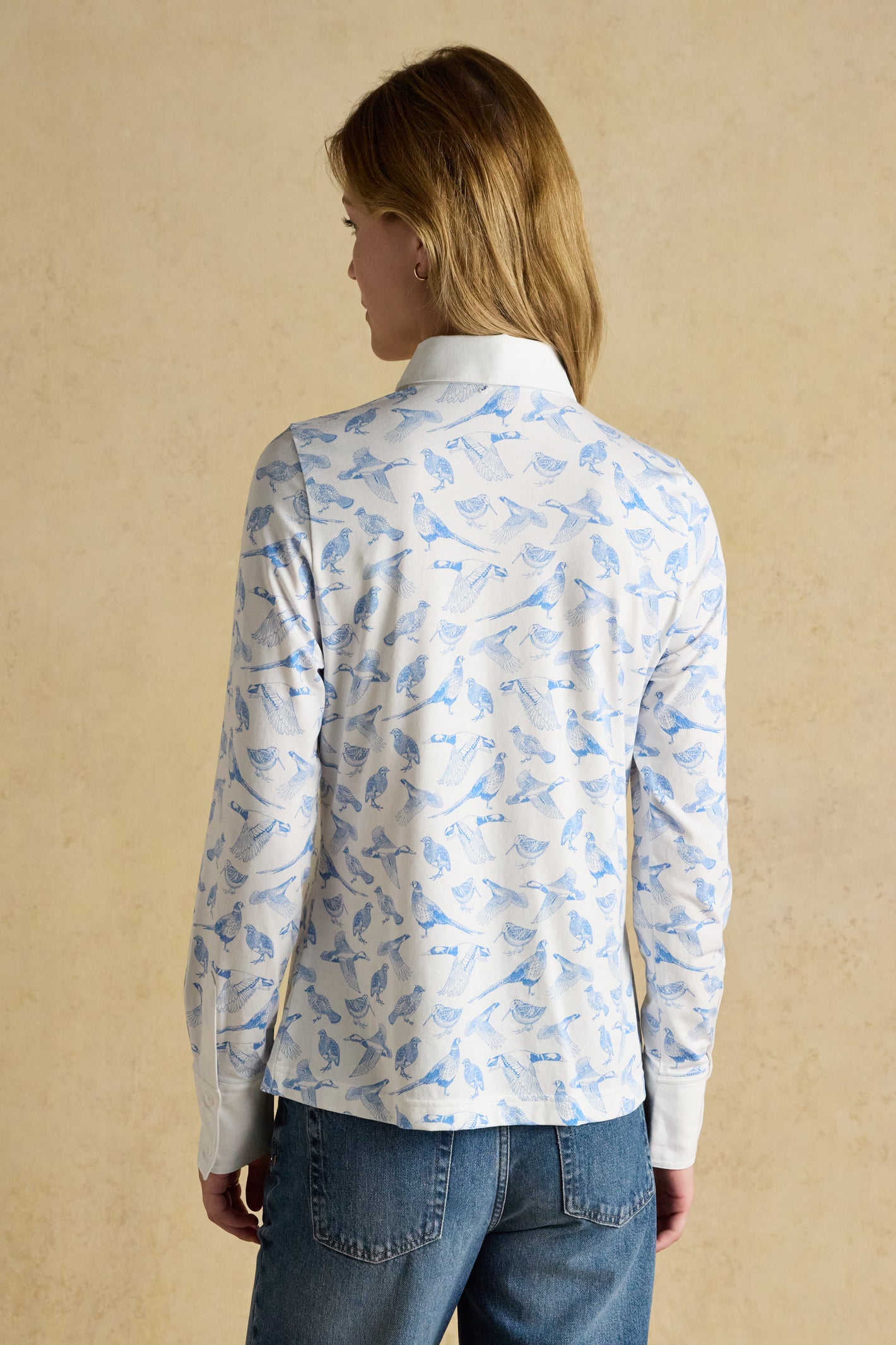 The Joules Charlotte printed jersey shirt is one of those pieces that makes everyday dressing feel a bit more considered, without sacrificing comfort. Made from a soft cotton-rich jersey, it has the ease of a T-shirt with the polished look of a classic shirt. Shop Joules at Dotique.