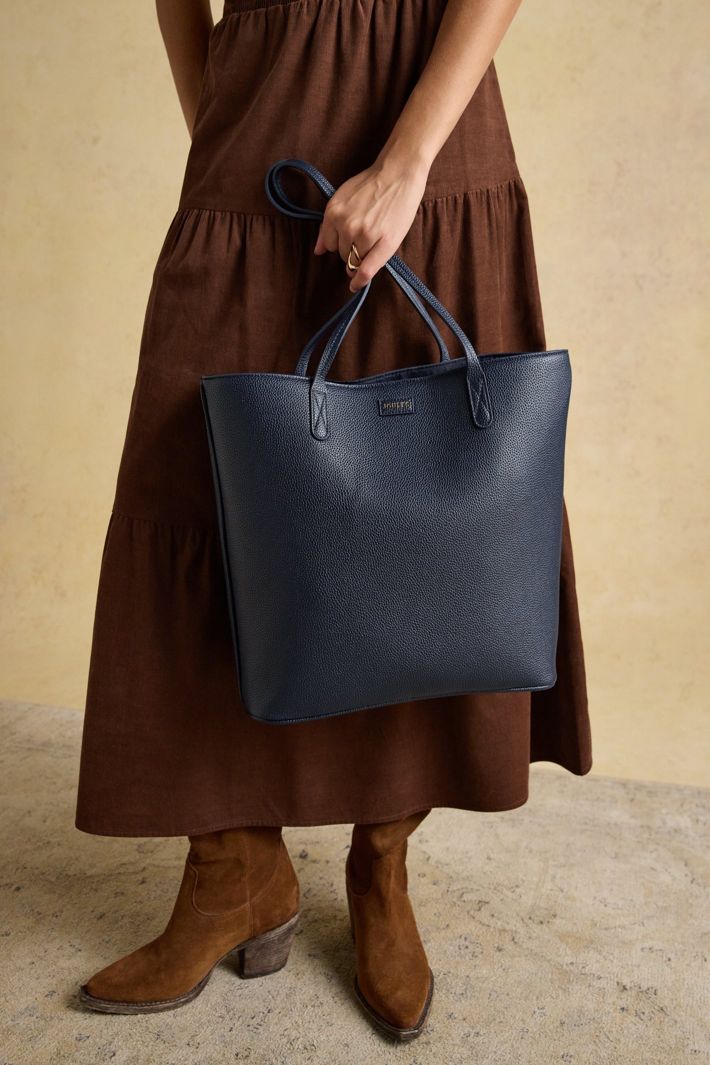 Shop Joules at Dotique for colourful, feel-good womenswear. From everyday Breton tops to cosy fleeces and dresses, discover timeless British style. Shop Joules Jemima Navy Shopper bag at Dotique.
