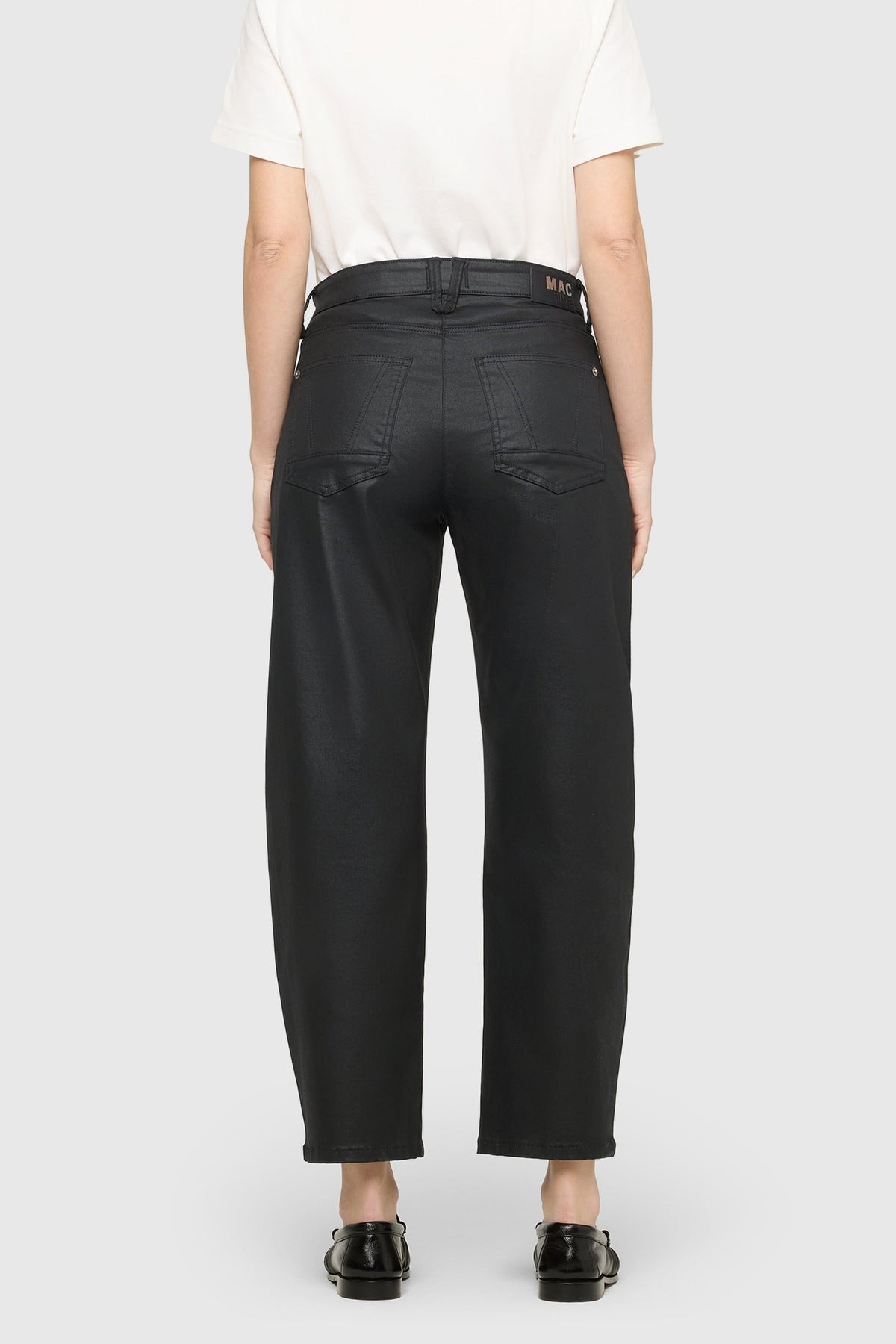 Back view of a model wearing MAC Danni 2.3 black coated barrel jeans