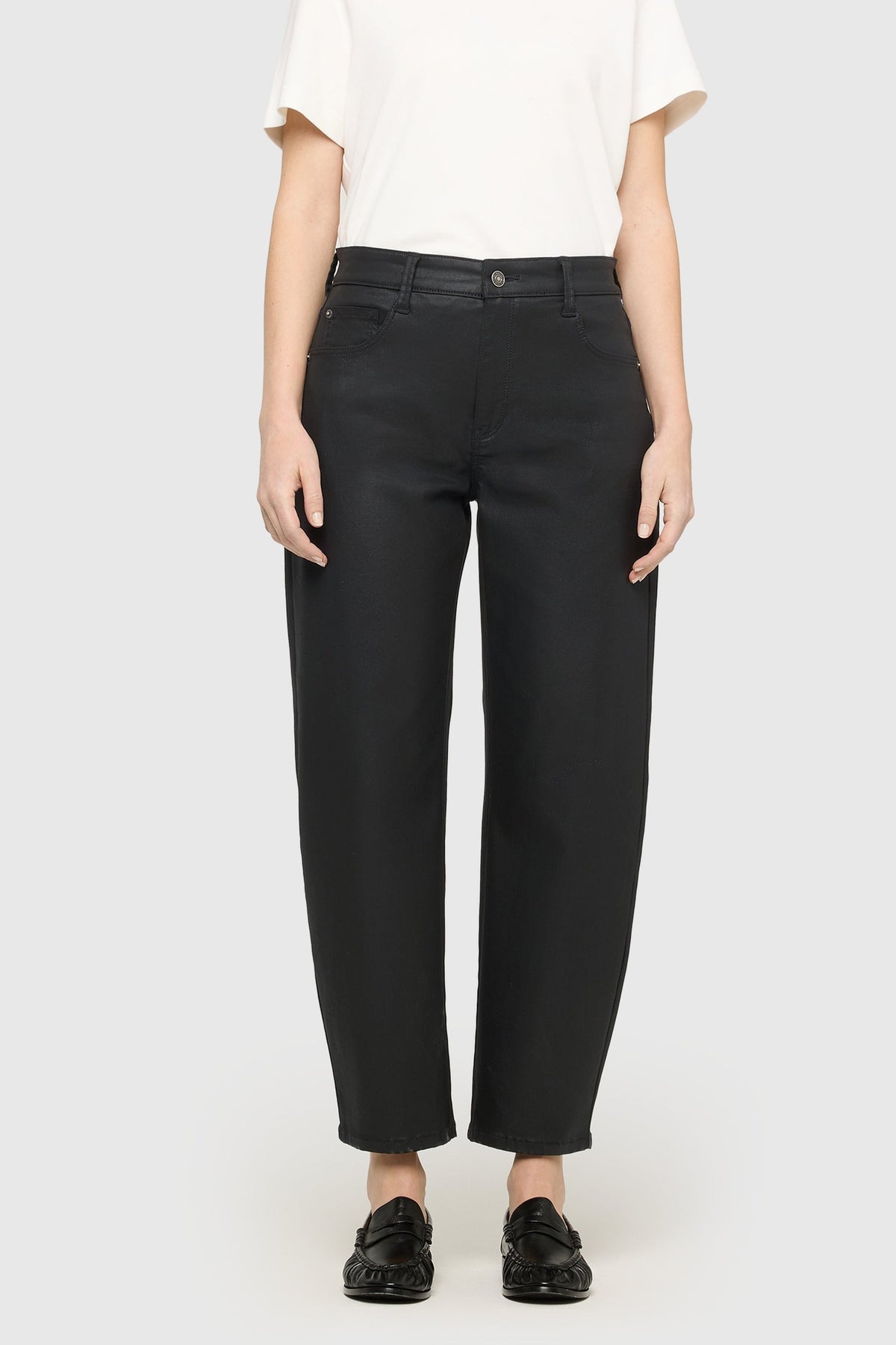 Front view of a model wearing MAC Danni 2.3 black coated barrel jeans