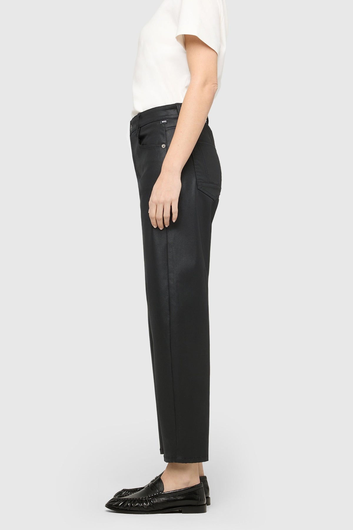 Side view of a model wearing MAC Danni 2.3 black coated barrel jeans