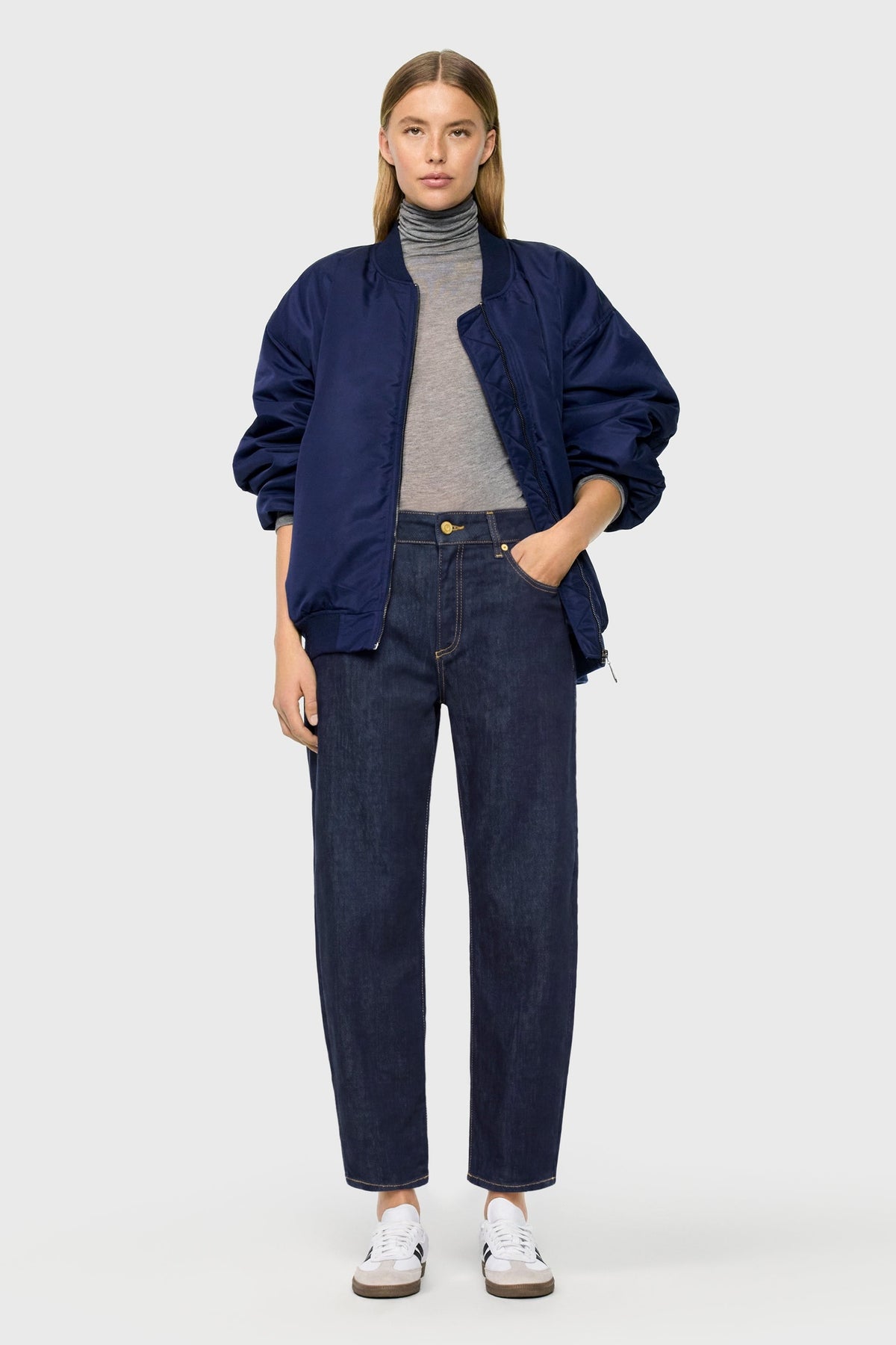 Full outfit view of MAC Jeans Danni Barrel Jeans Fashion Rinsed 3110-90-0389L-D683