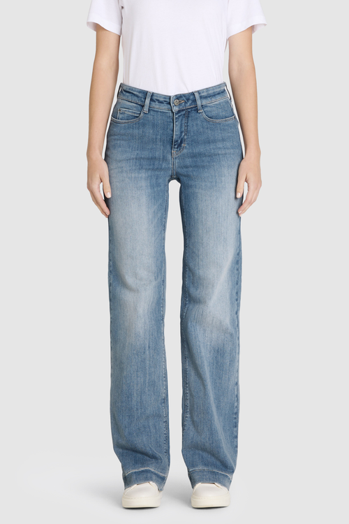 Model wearing MAC Dream Wide Authentic Sky Blue Wash wide leg stretch jeans in a light blue denim wash.