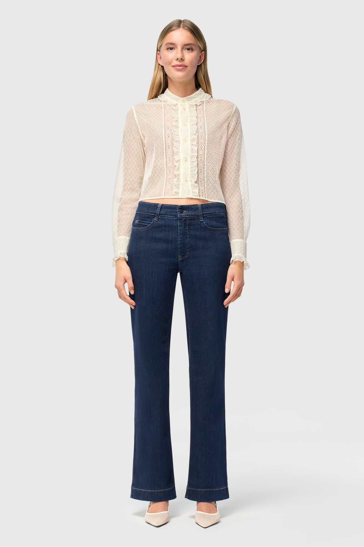Full outfit view of MAC Jeans Dream Wide Dark Denim 5439-90-D683