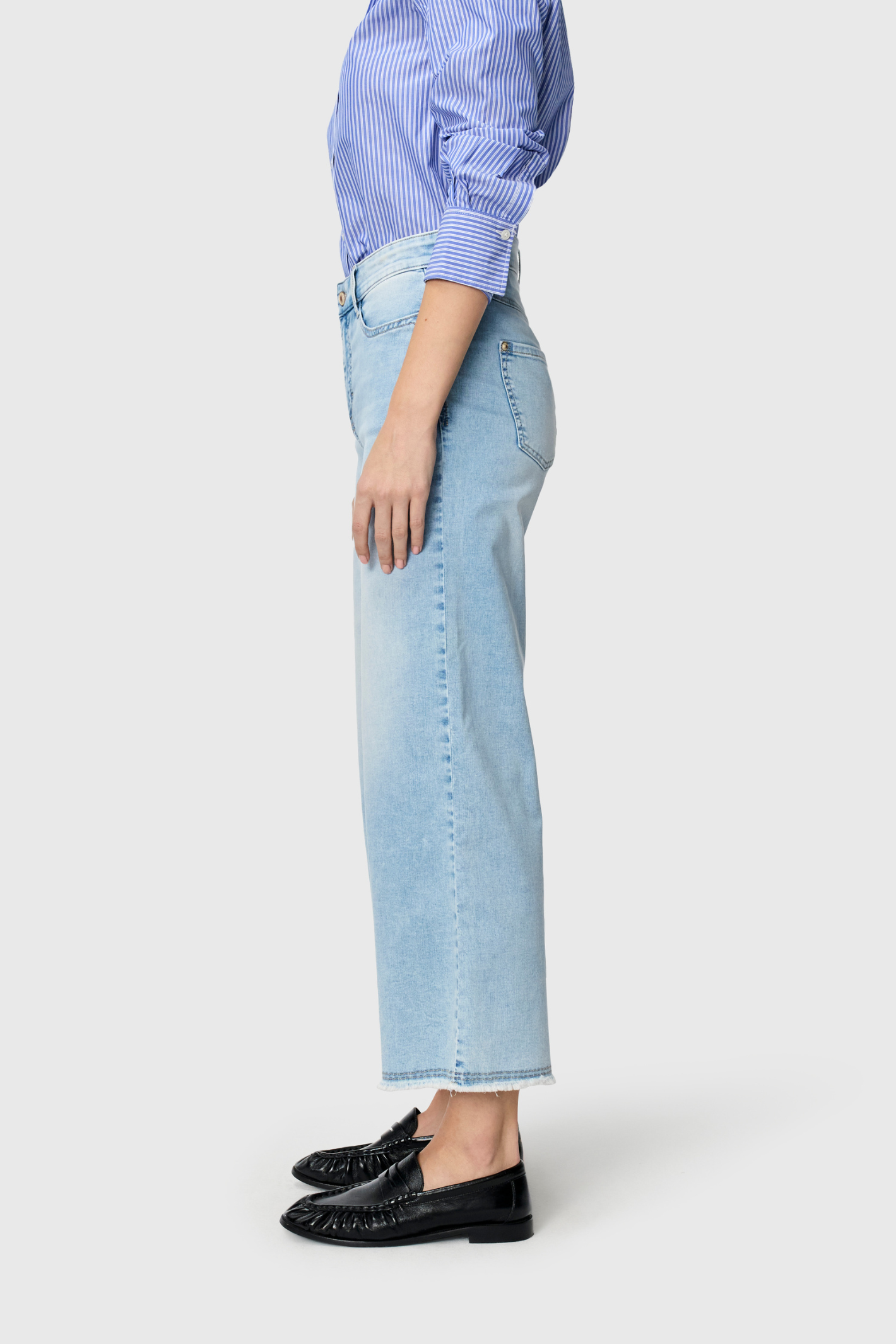 Side view of light azure blue MAC Jeans 5438-90-D237 Dream Wide Cropped by Mac Jeans model, shop Mac Jeans at Dotique
