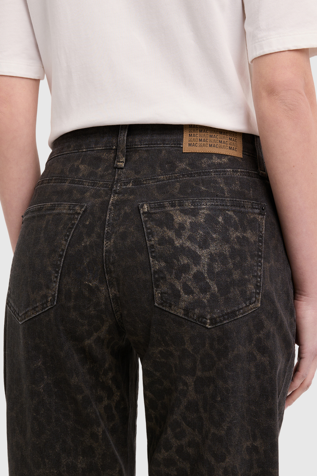Shop MAC Jeans Danni Leo Coated Barrel Jeans in Brown at Dotique. A relaxed barrel-leg jean in brown leopard print with a subtle coated finish.
