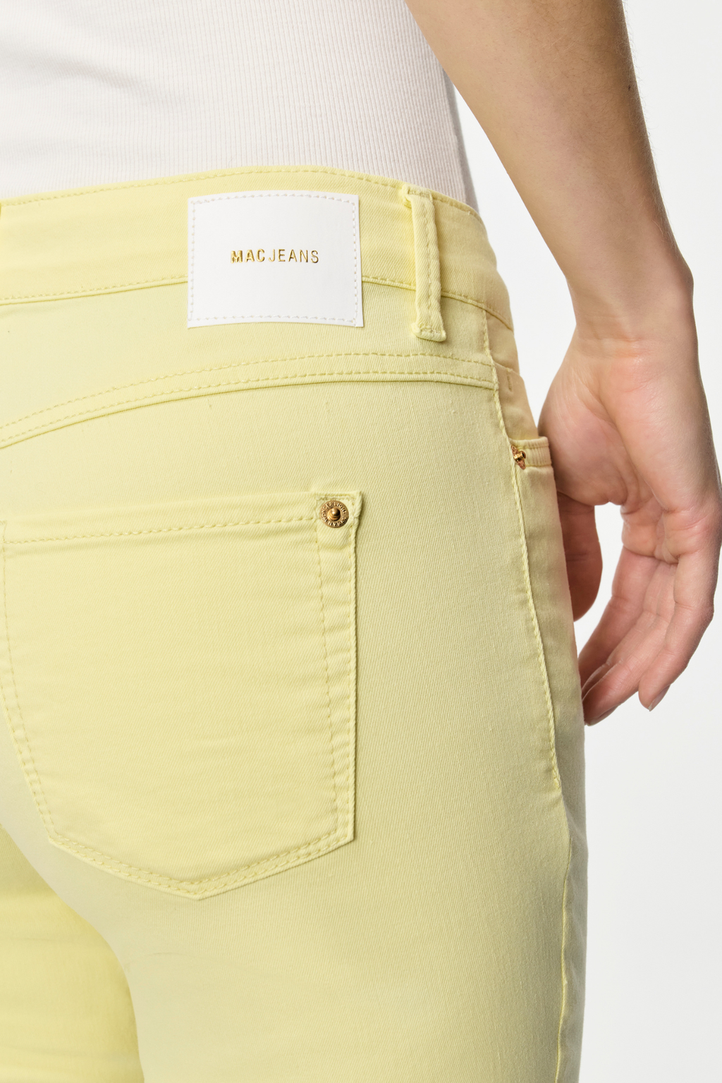 Close-up of the back pocket and logo on MAC Jeans Dream Summer Light Sunny Yellow L26 5492-0351-518R shop Mac Jeans at Dotique