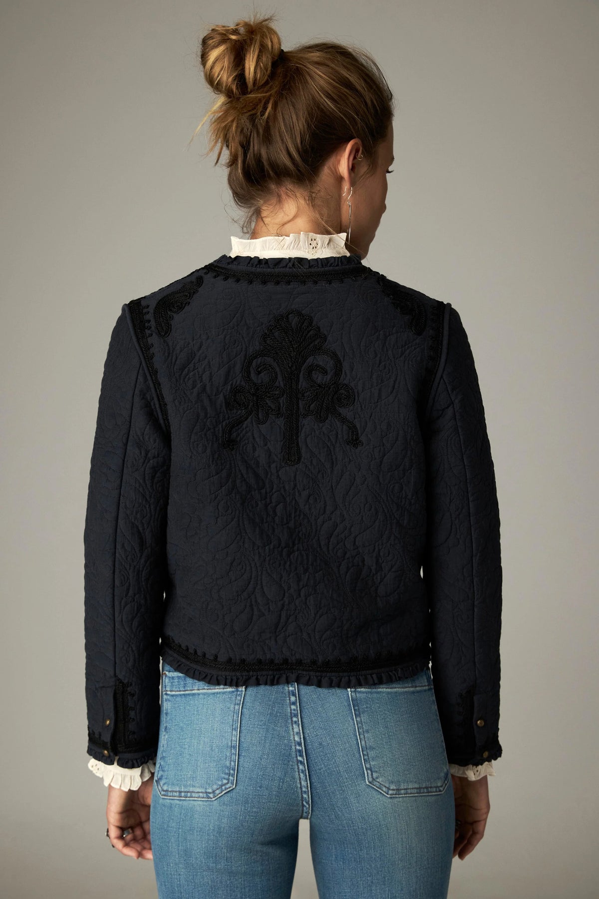 Shop the Maison Hotel Paco Jacket in Ceniza at Dotique. A cropped collarless jacket with embroidered trims, an open front and patch pockets.
