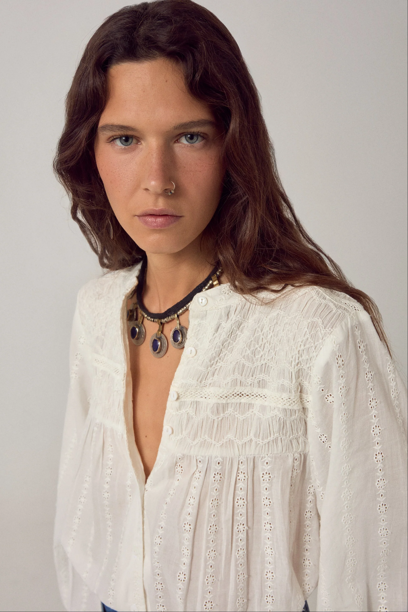 Woman wearing Maison Hotel Paoli Blouse Sapore Di Sale - Bianco by Maison Hotel, shop Maison Hotel at Dotique.