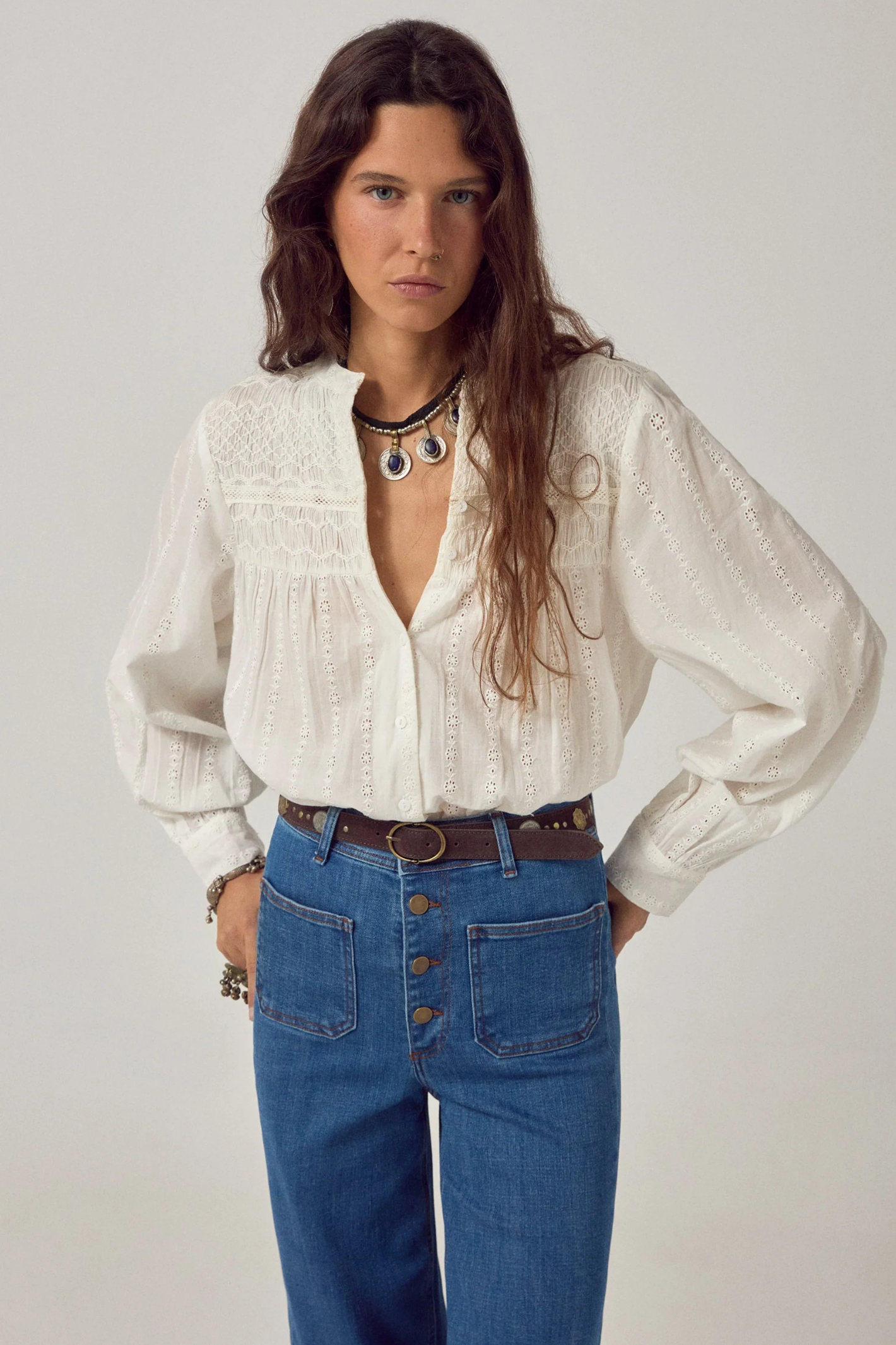 Woman wearing Maison Hotel Paoli Blouse Sapore Di Sale - Bianco by Maison Hotel, shop Maison Hotel at Dotique.