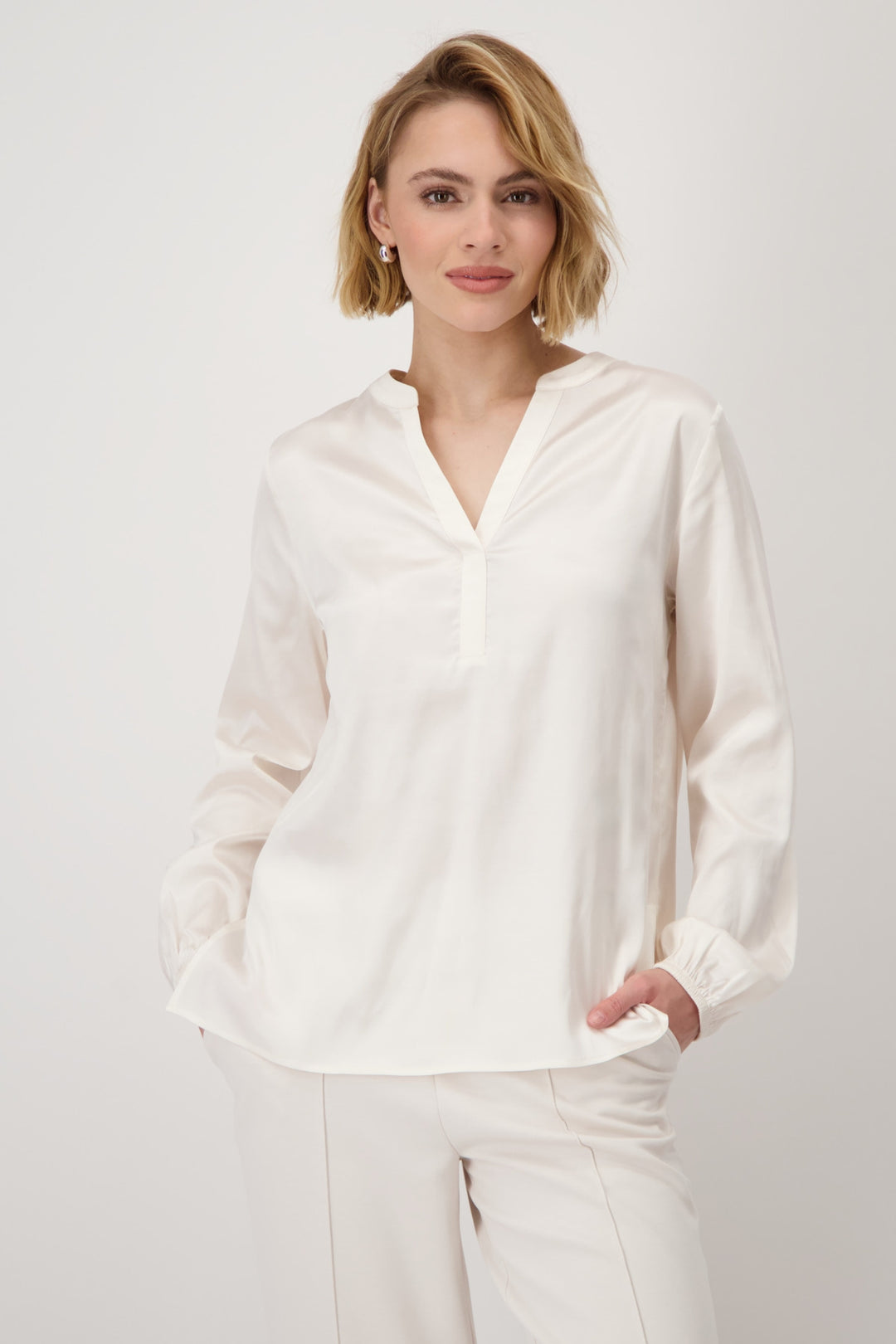 monari-409038-blouse-satin-round-neck-creamy-beige-Dotique-