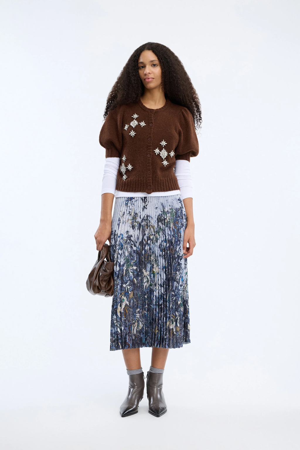 Shop the MUNTHE Charming Skirt in Print Grey at Dotique. A pleated midi skirt with an exclusive graphic print, elasticated waistband and beautifully flowing silhouette.