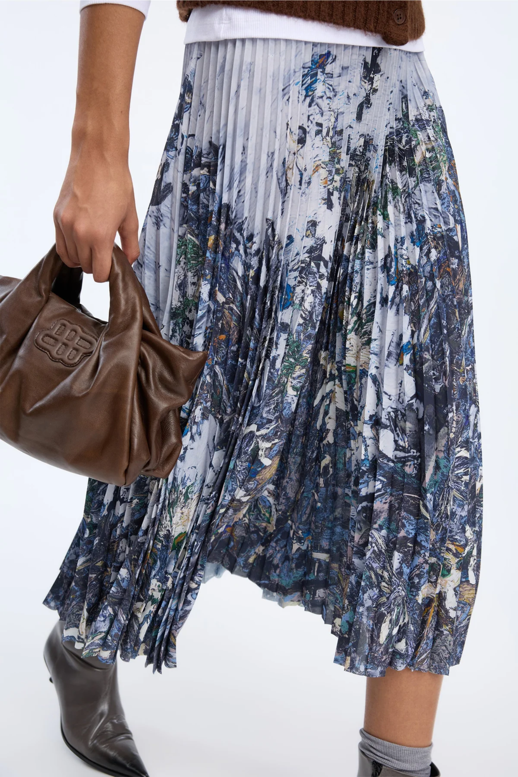 Shop the MUNTHE Charming Skirt in Print Grey at Dotique. A pleated midi skirt with an exclusive graphic print, elasticated waistband and beautifully flowing silhouette.