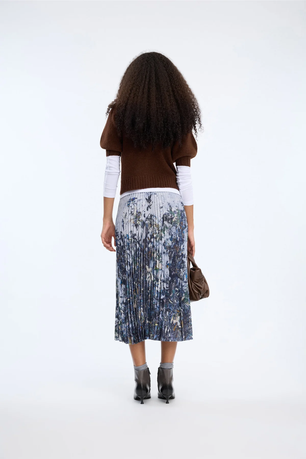 Shop the MUNTHE Charming Skirt in Print Grey at Dotique. A pleated midi skirt with an exclusive graphic print, elasticated waistband and beautifully flowing silhouette.