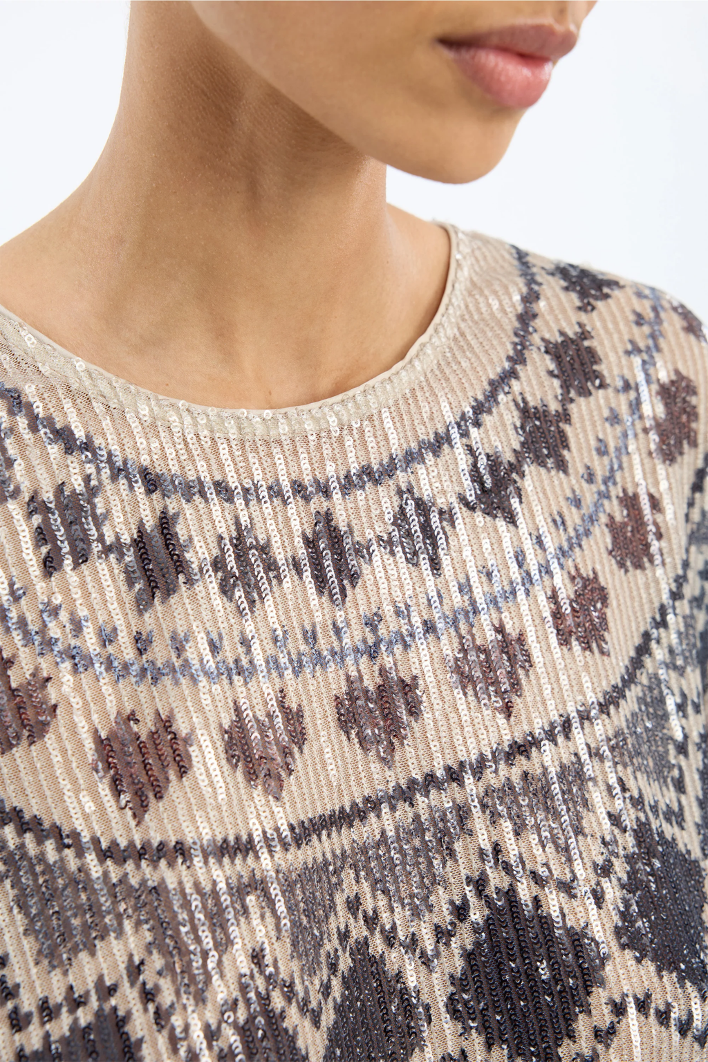 Shop the MUNTHE Vunny Top in Print Camel at Dotique. A beautifully draped printed top featuring MUNTHE's signature print, designed for effortless day-to-evening dressing.