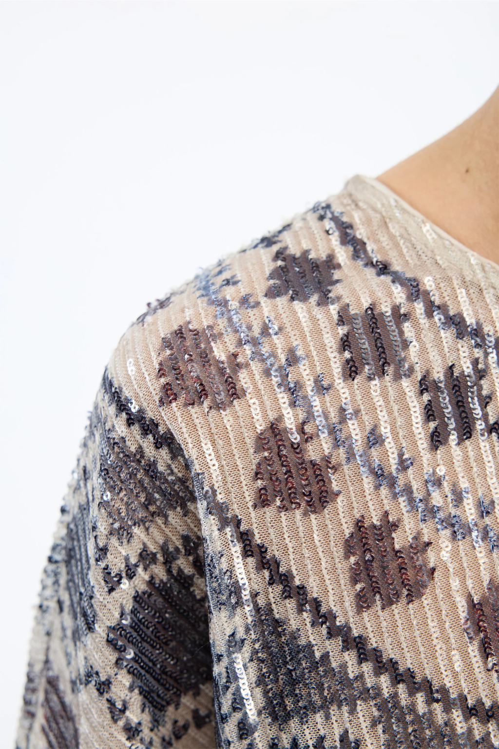 Shop the MUNTHE Vunny Top in Print Camel at Dotique. A beautifully draped printed top featuring MUNTHE's signature print, designed for effortless day-to-evening dressing.