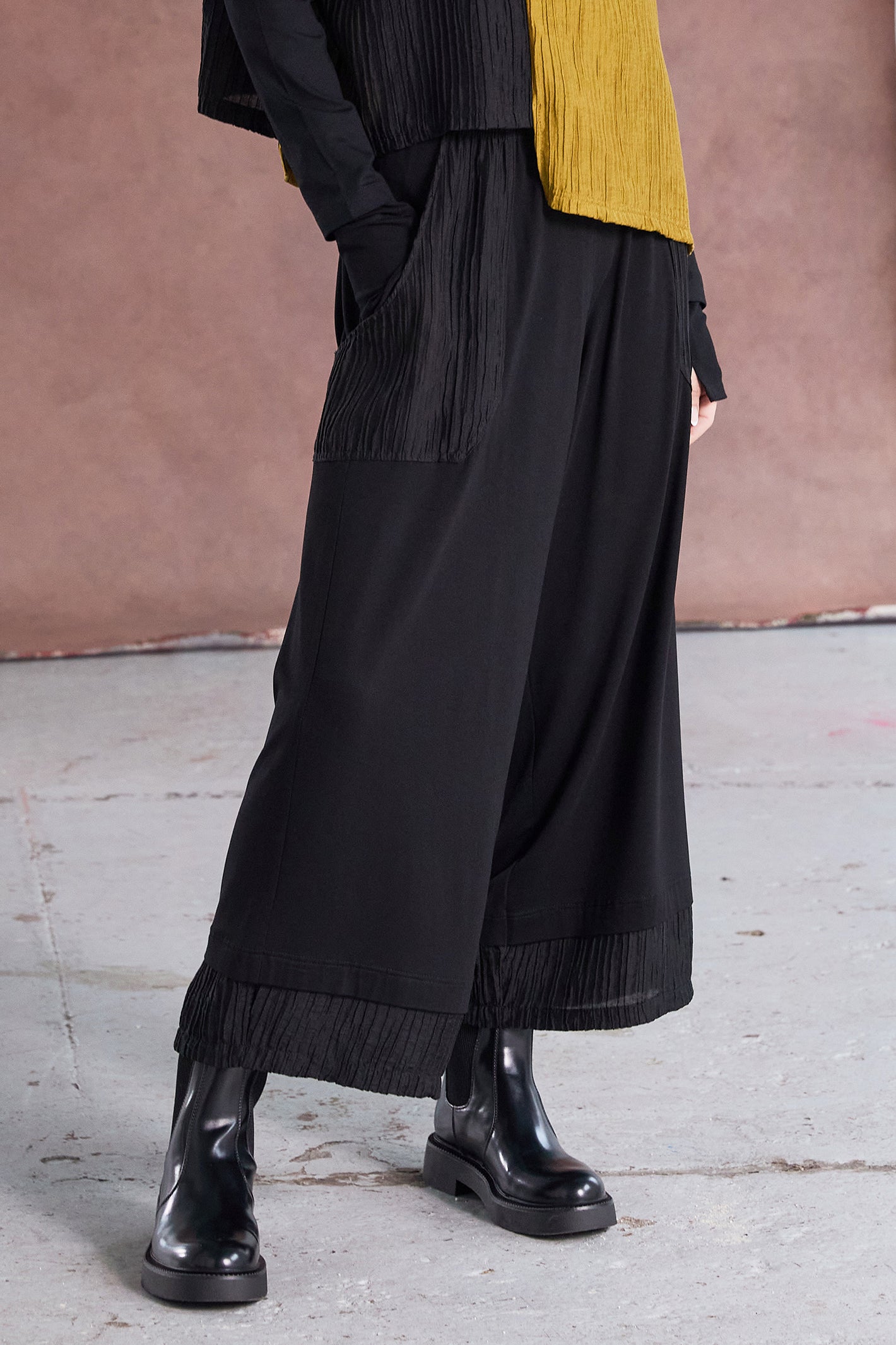 Naya NAW25223 Black Pull Up Trouser with Contrast Embossed Rib Pockets and Hemline – Colour 09