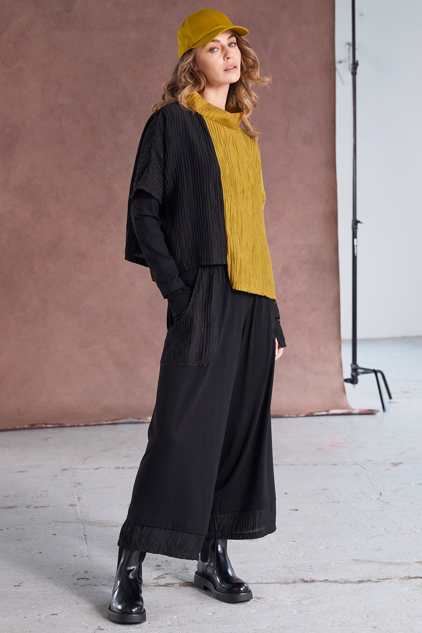 Naya NAW25223 Black Pull Up Trouser with Contrast Embossed Rib Pockets and Hemline – Colour 09