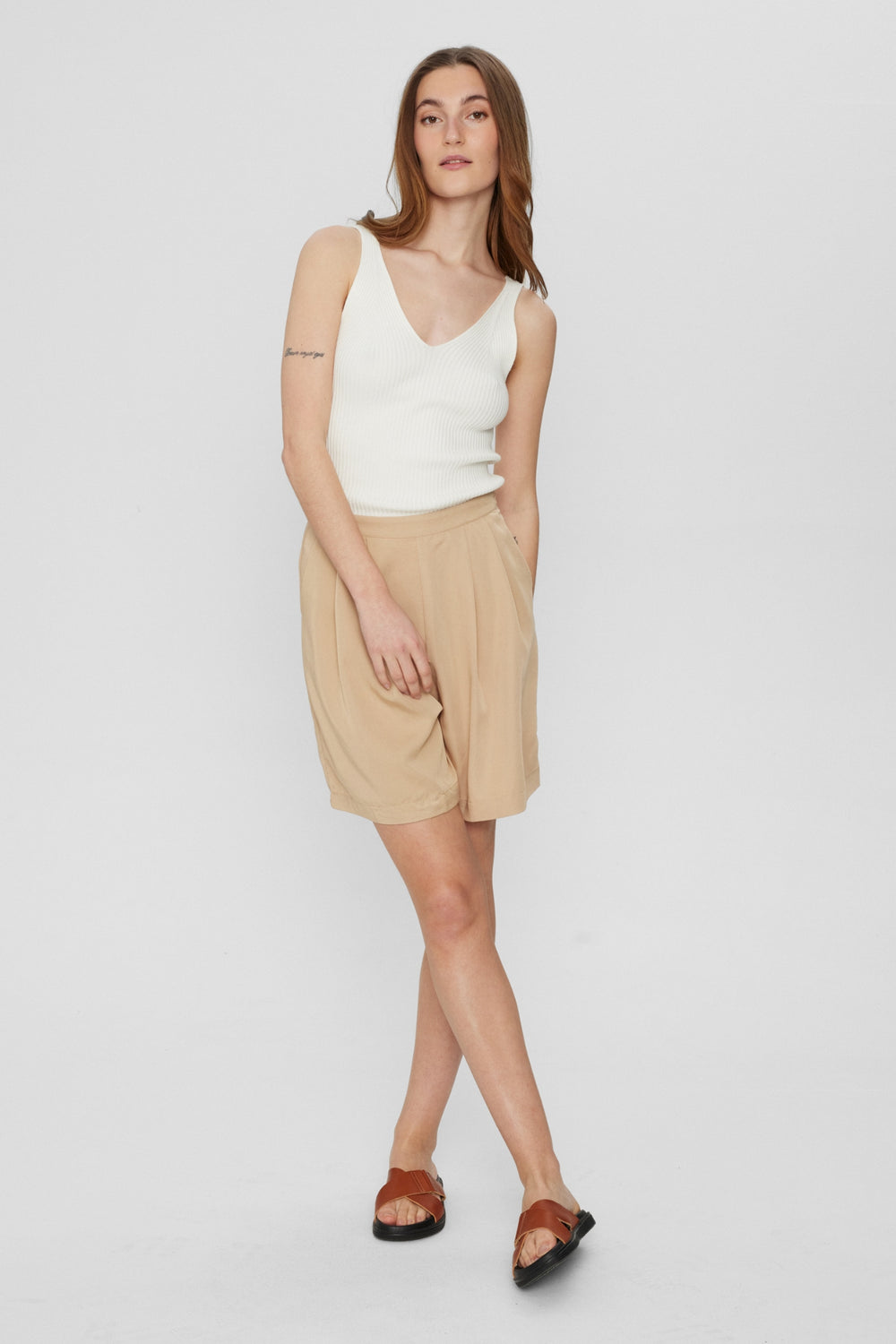  numph-704085-nusummer-shorts-in-beige-Dotique-