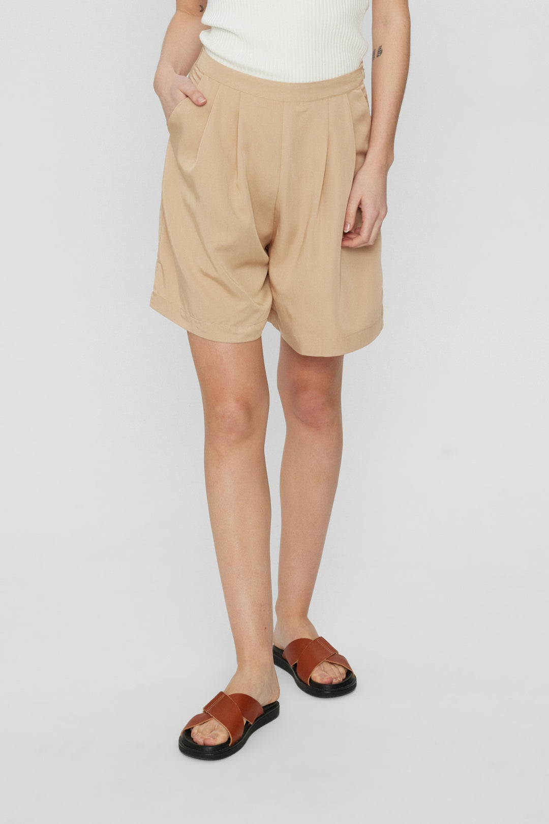  numph-704085-nusummer-shorts-in-beige-Dotique-