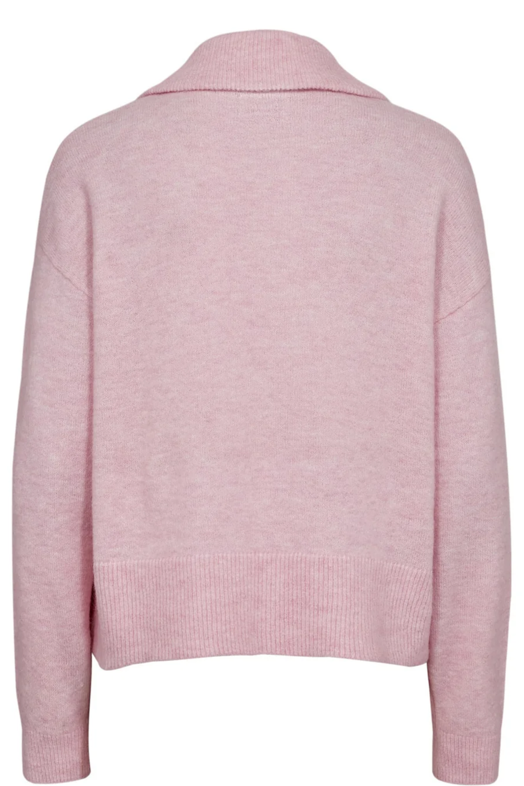 The Nümph 707059 NUFUETTE Zip Cardigan is the kind of knit you’ll reach for again and again. Soft, cosy and slightly relaxed in shape. Shop Numph at Dotique.