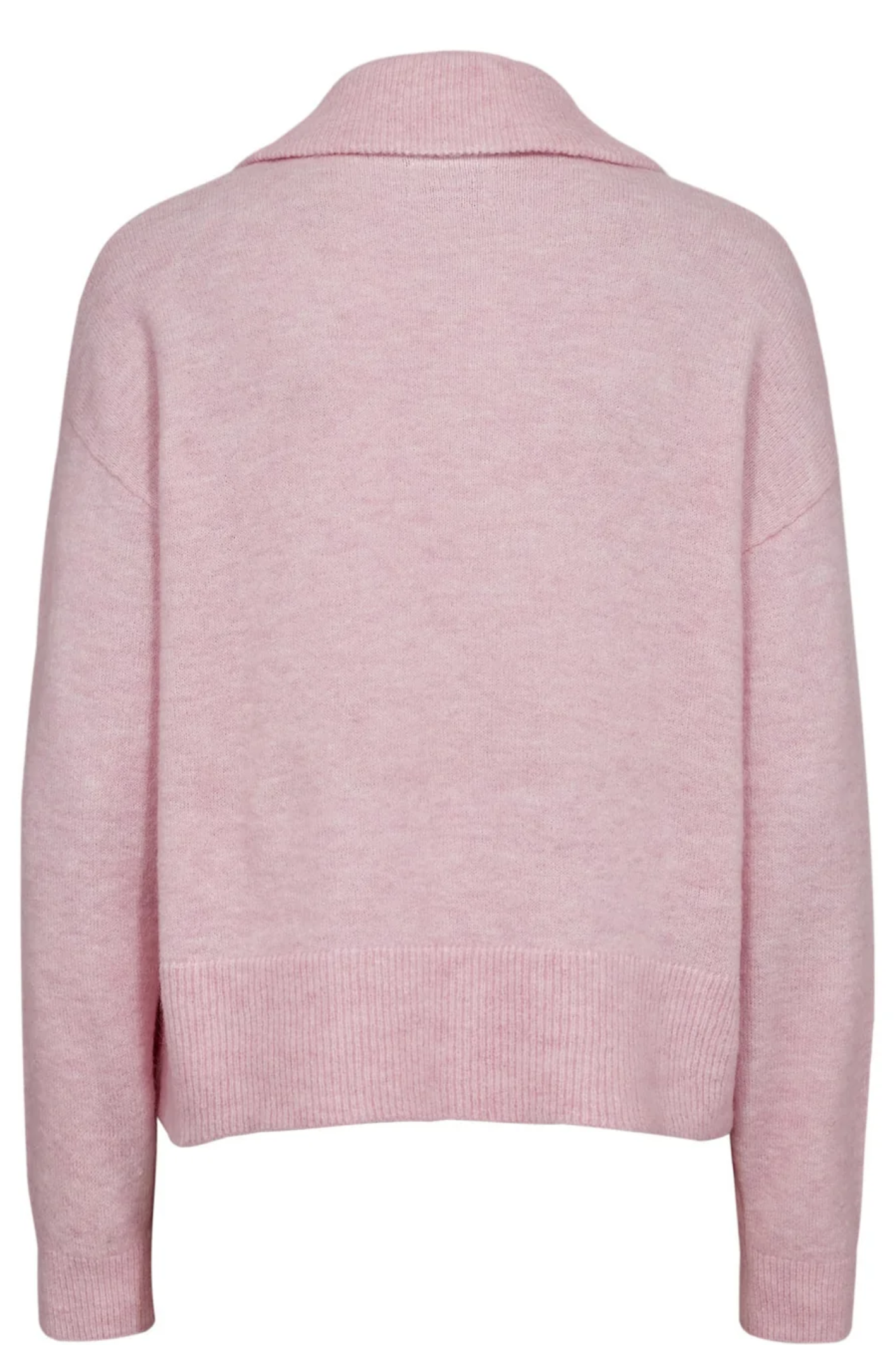 The Nümph 707059 NUFUETTE Zip Cardigan is the kind of knit you’ll reach for again and again. Soft, cosy and slightly relaxed in shape. Shop Numph at Dotique.