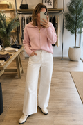 The Nümph 707059 NUFUETTE Zip Cardigan is the kind of knit you’ll reach for again and again. Soft, cosy and slightly relaxed in shape. Shop Numph at Dotique.