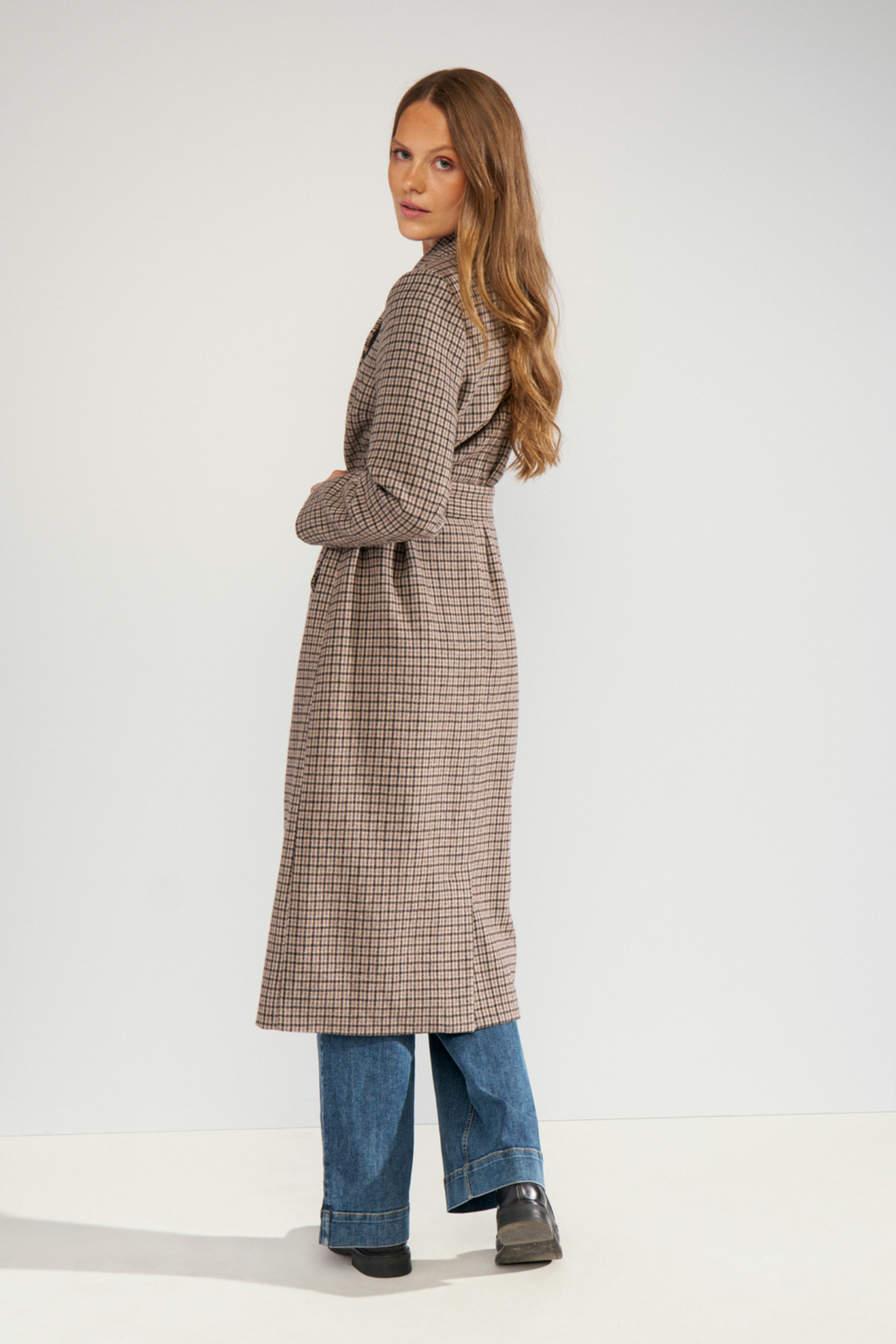 Shop the Nümph NUELANA Coat in Black Coffee at Dotique. A long checked wool-blend coat with a tie waist, perfect for autumn and winter layering.