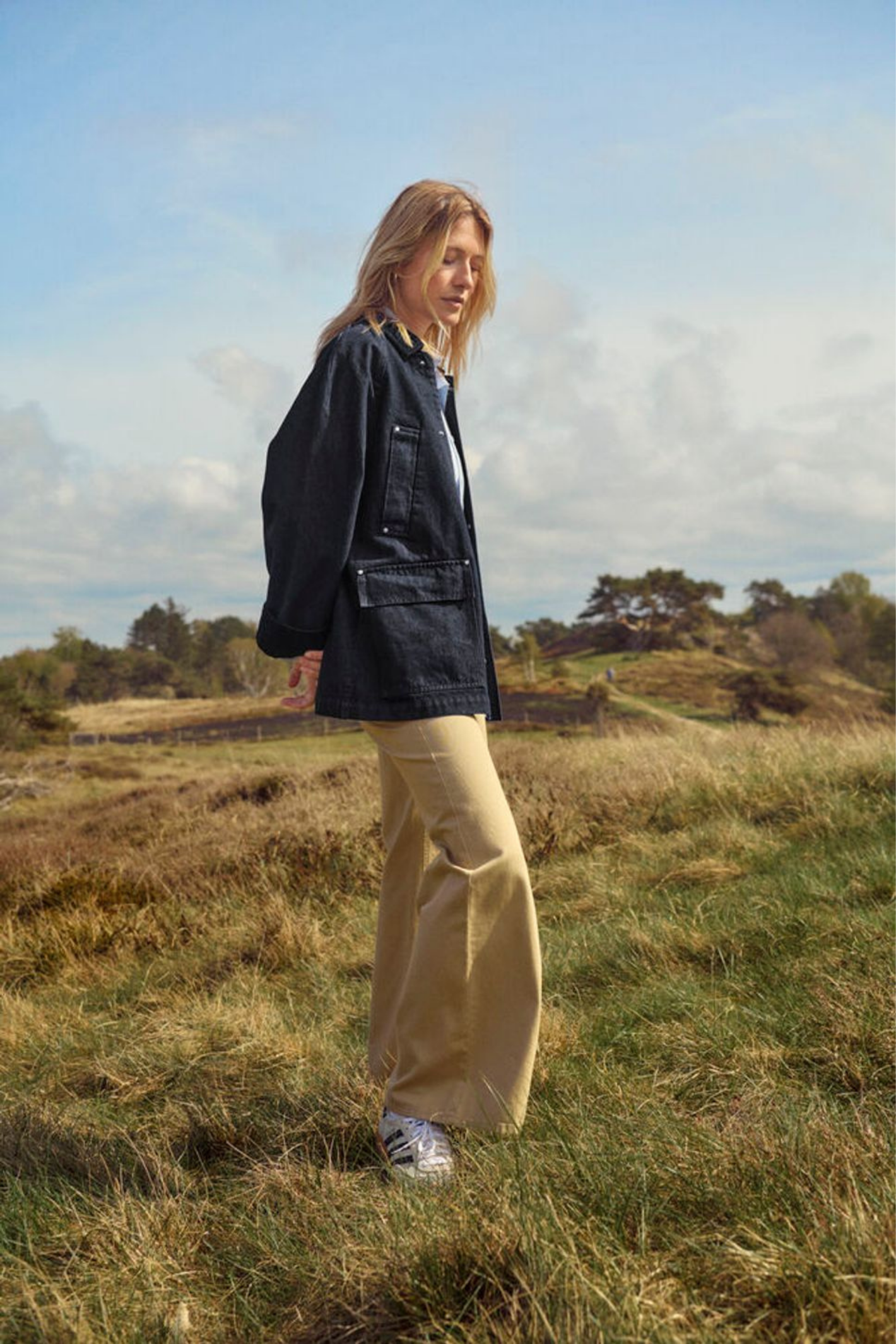 Relaxed oversize denim jacket in rinse blue by Part Two. A timeless cotton layer with long sleeves and patch pockets. Shop now at Dotique.