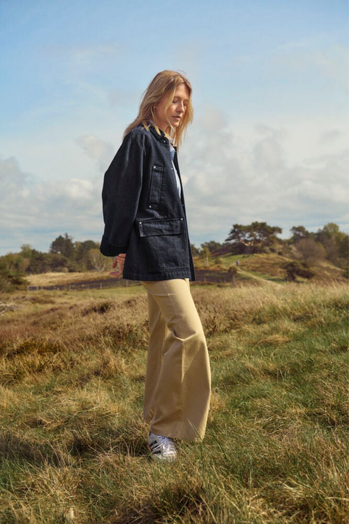 Relaxed oversize denim jacket in rinse blue by Part Two. A timeless cotton layer with long sleeves and patch pockets. Shop now at Dotique.