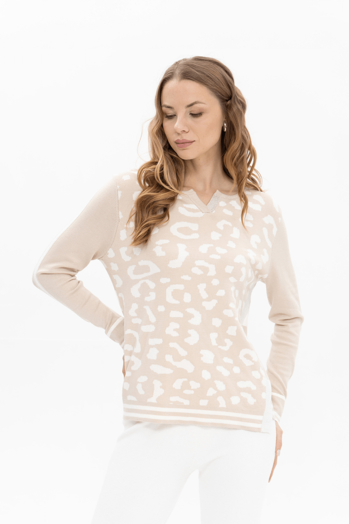 Refresh your neutrals with the Passioni 18119 Beige Jumper. Featuring a subtle animal-inspired knit pattern with a flattering v-neckline and slim fit sleeves. 