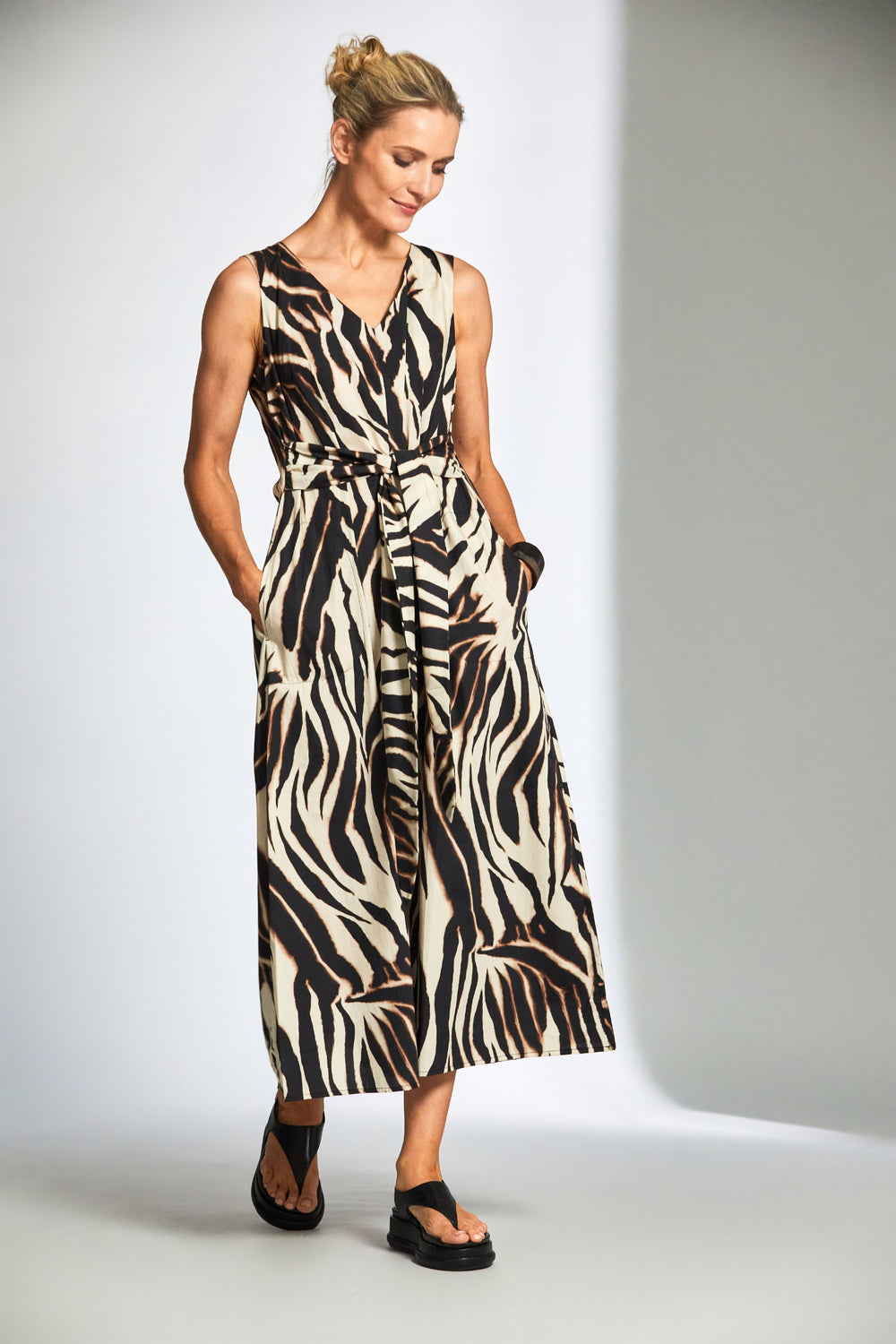 peruzzi-ss25111-animal-print-v-neck-dress-with-tie-waist-Dotique-