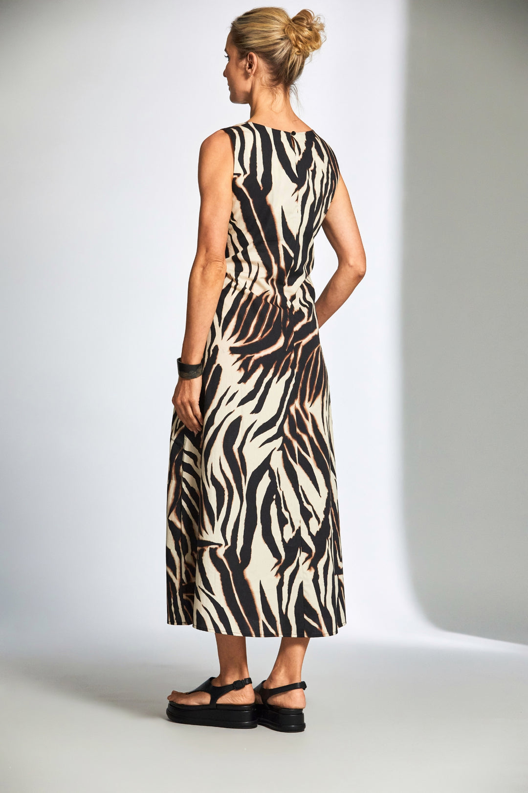 peruzzi-ss25111-animal-print-v-neck-dress-with-tie-waist-Dotique-