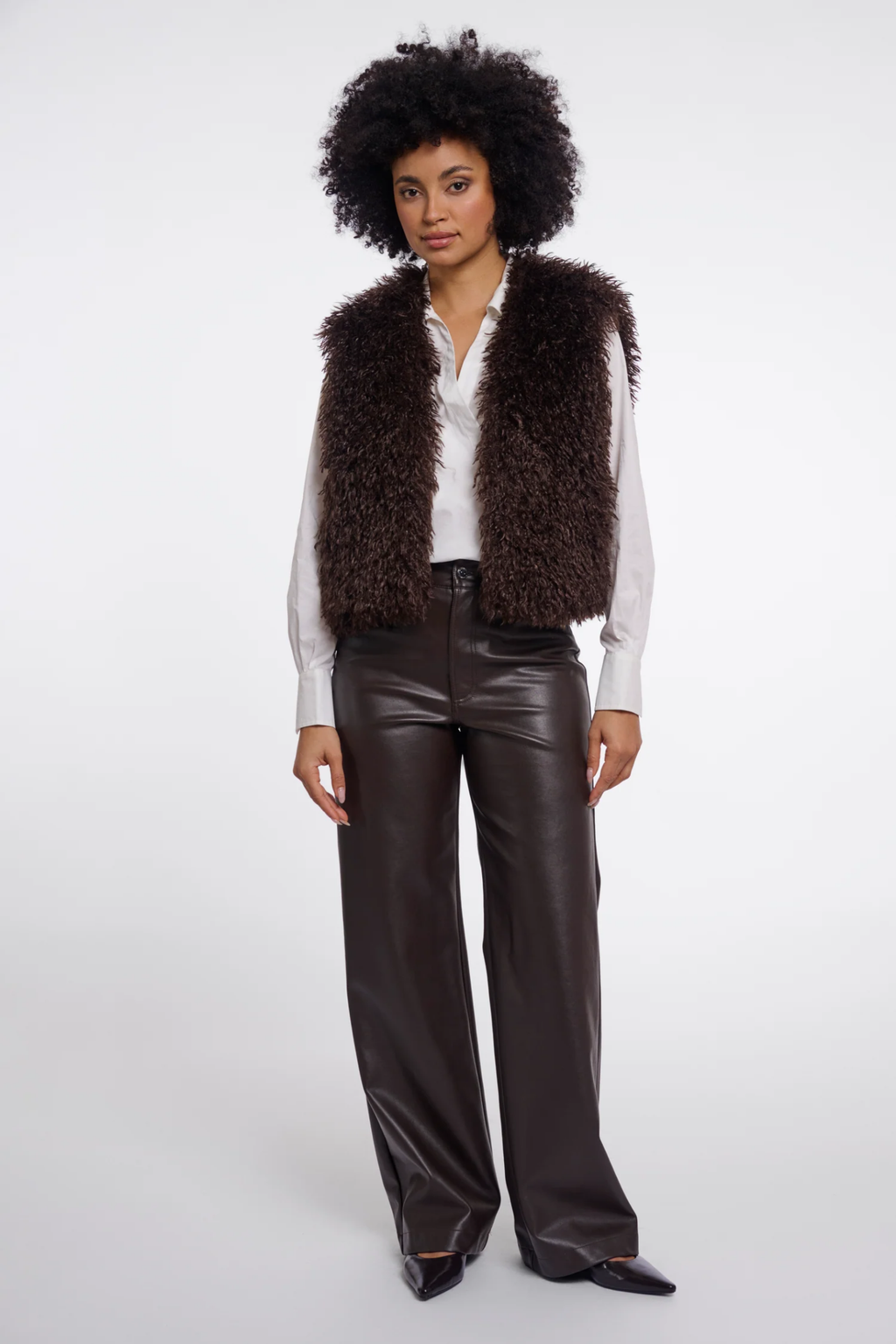 Shop the Rino & Pelle Sensy Faux Fur Waistcoat in Coffee Roast at Dotique. A soft brown faux fur gilet with a relaxed fit, perfect for autumn layering.
