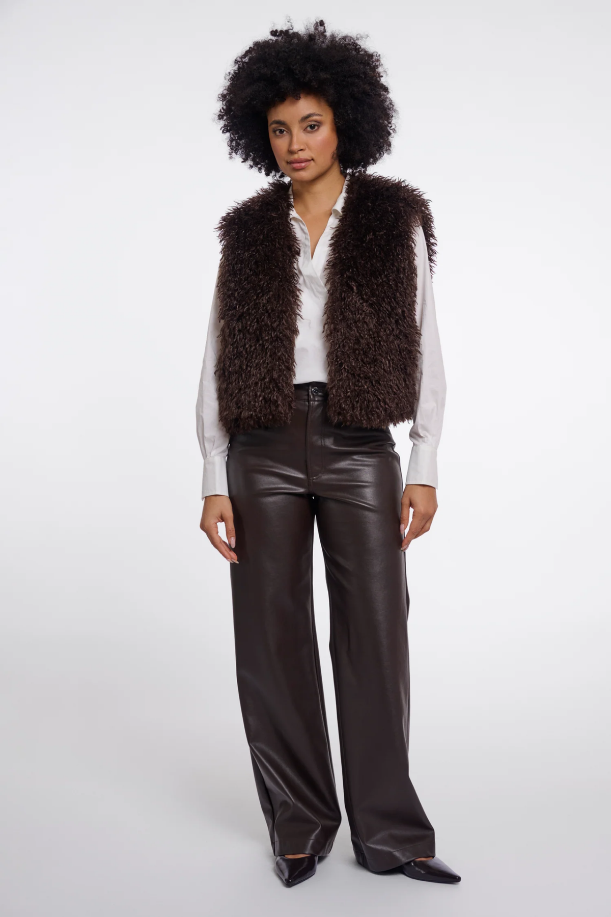 Shop the Rino & Pelle Sensy Faux Fur Waistcoat in Coffee Roast at Dotique. A soft brown faux fur gilet with a relaxed fit, perfect for autumn layering.