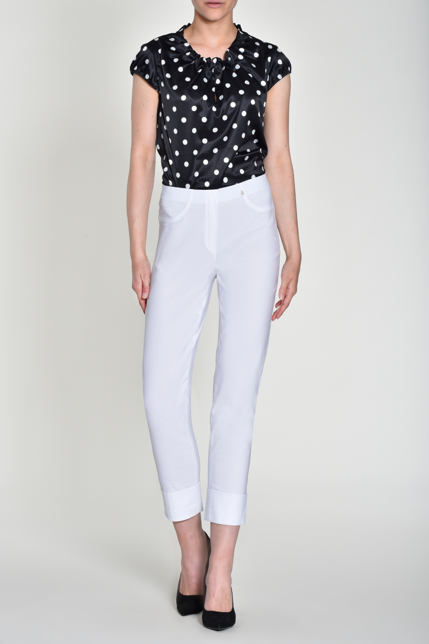 Robell Bella 09 trousers in stretch bengaline with a flattering pull-on fit. Smart, comfortable and easy to wear. Shop now at Dotique.