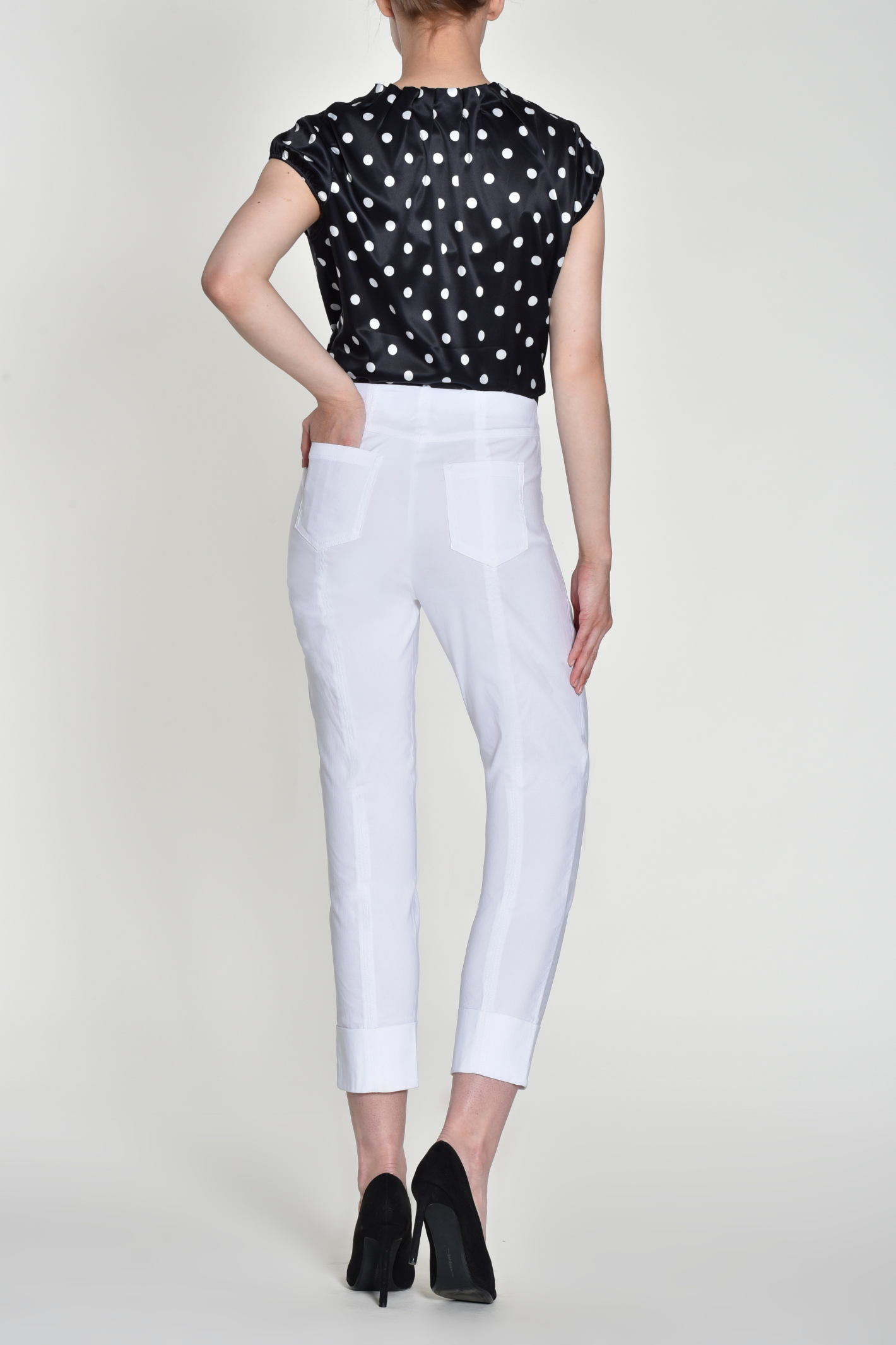 Robell Bella 09 trousers in stretch bengaline with a flattering pull-on fit. Smart, comfortable and easy to wear. Shop now at Dotique.