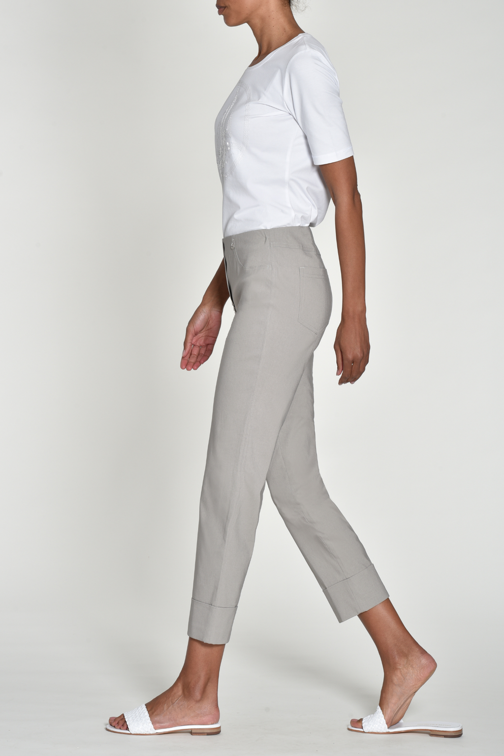 Robell Bella 09 trousers in stretch bengaline with a flattering pull-on fit. Smart, comfortable and easy to wear. Shop now at Dotique.