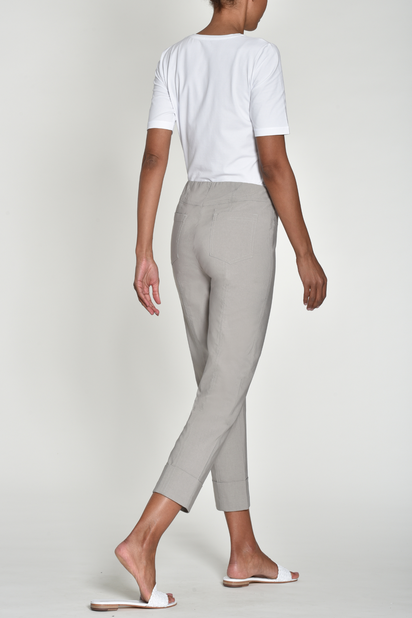 Robell Bella 09 trousers in stretch bengaline with a flattering pull-on fit. Smart, comfortable and easy to wear. Shop now at Dotique.