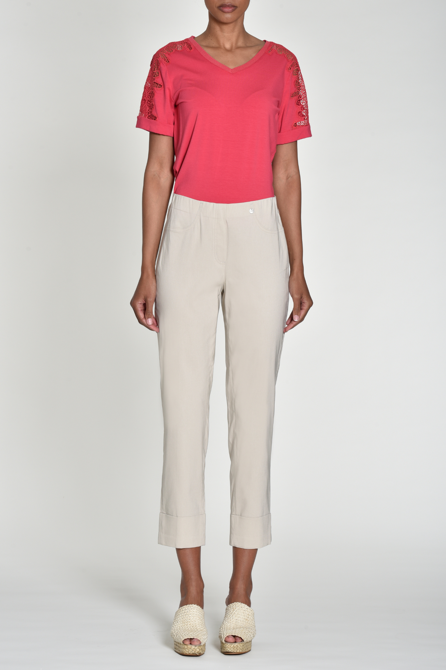 Robell Bella 09 trousers in stretch bengaline with a flattering pull-on fit. Smart, comfortable and easy to wear. Shop now at Dotique.